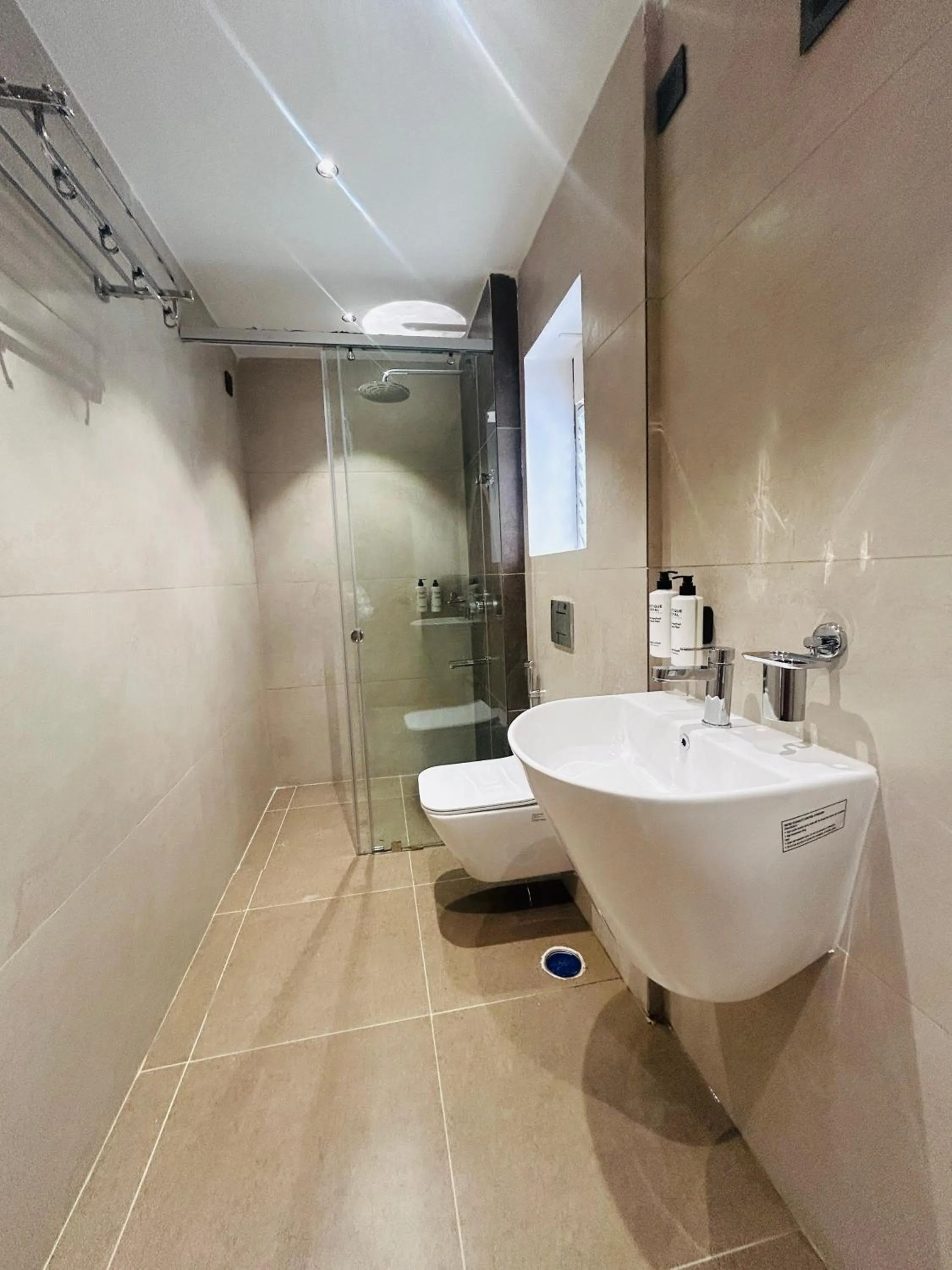 Shower in 23 Urban Square