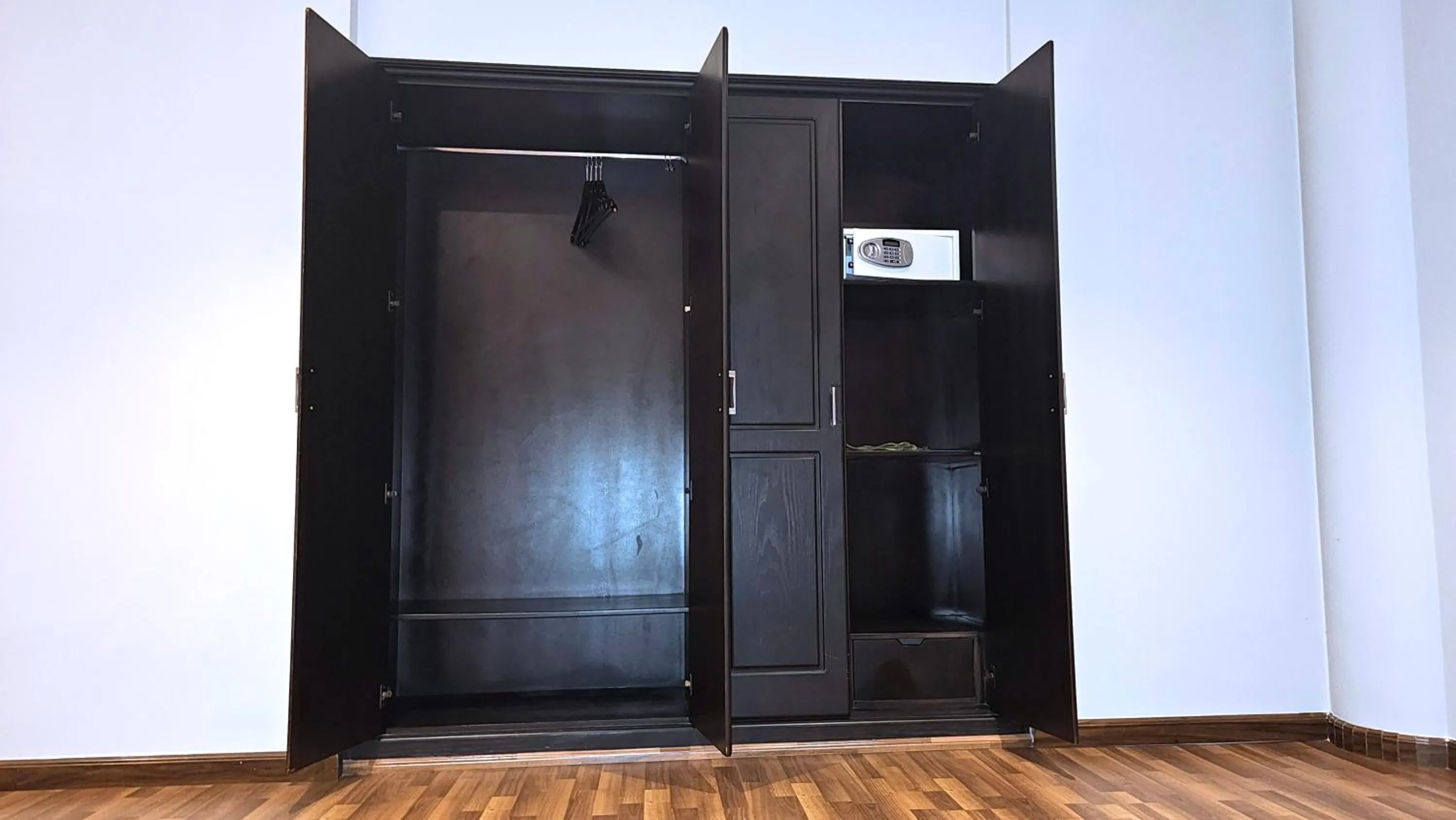 wardrobe in City Point Hotel