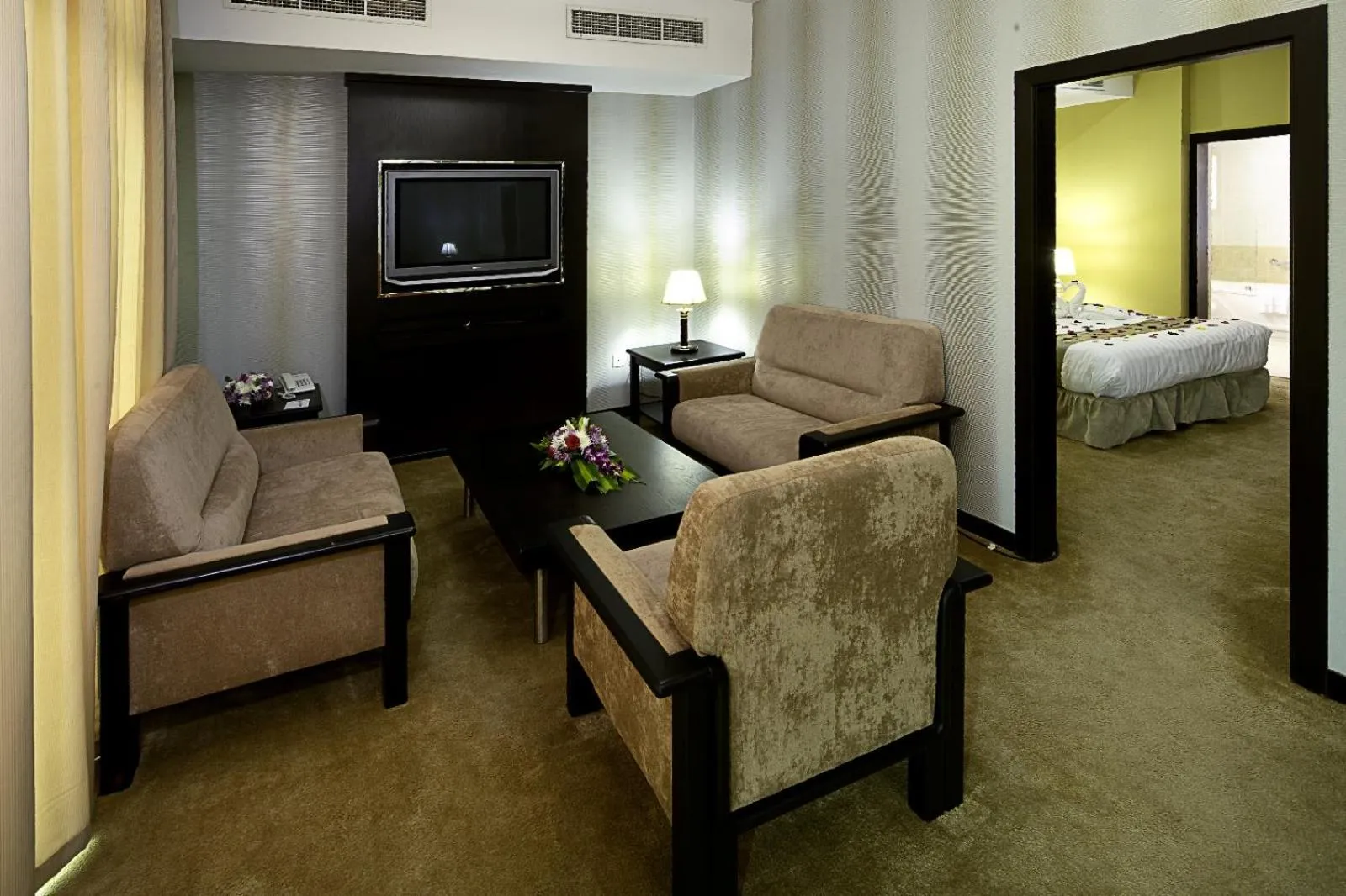 Communal lounge/ TV room, Bed in City Point Hotel