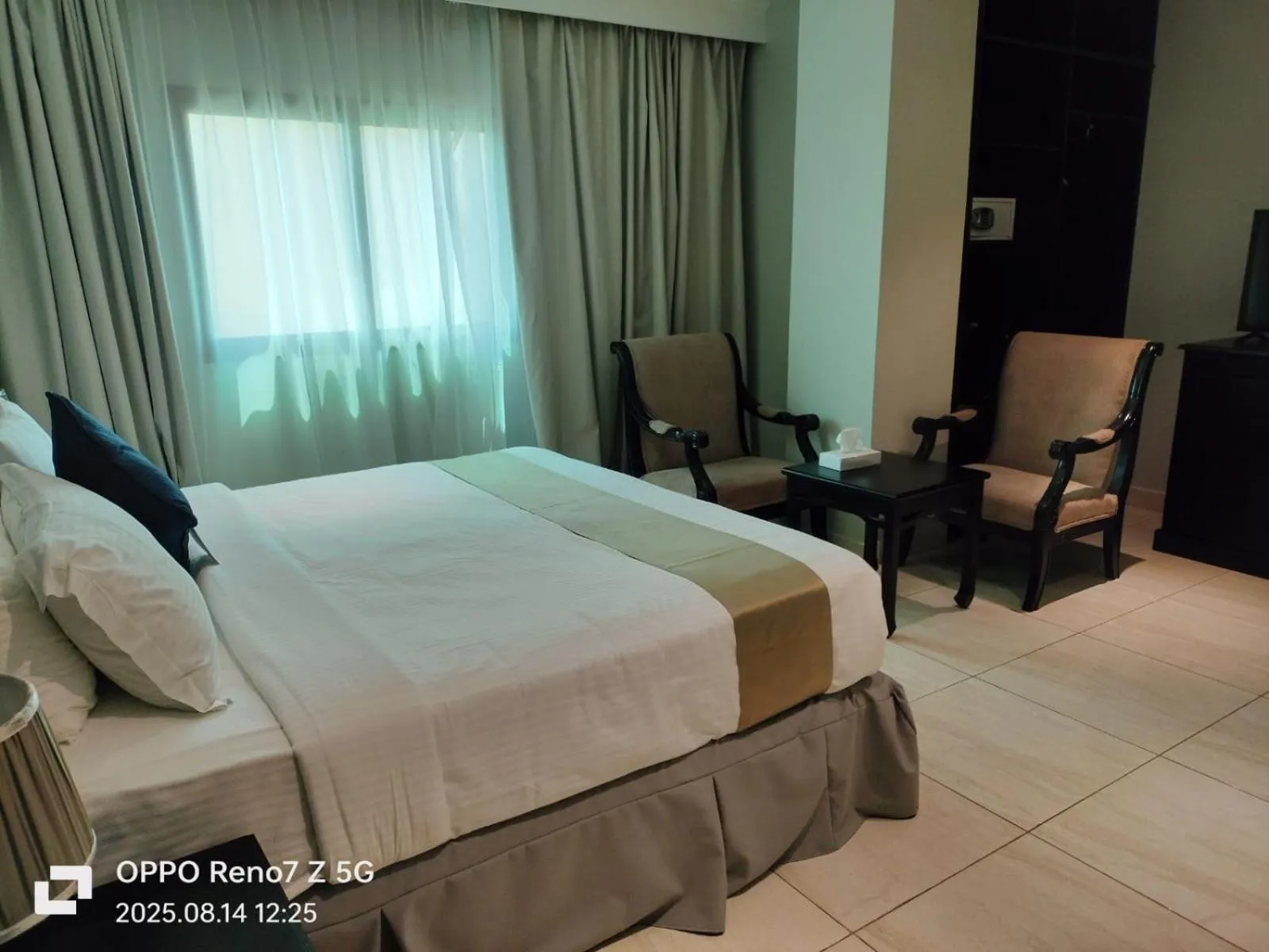 Communal lounge/ TV room, Bed in City Point Hotel