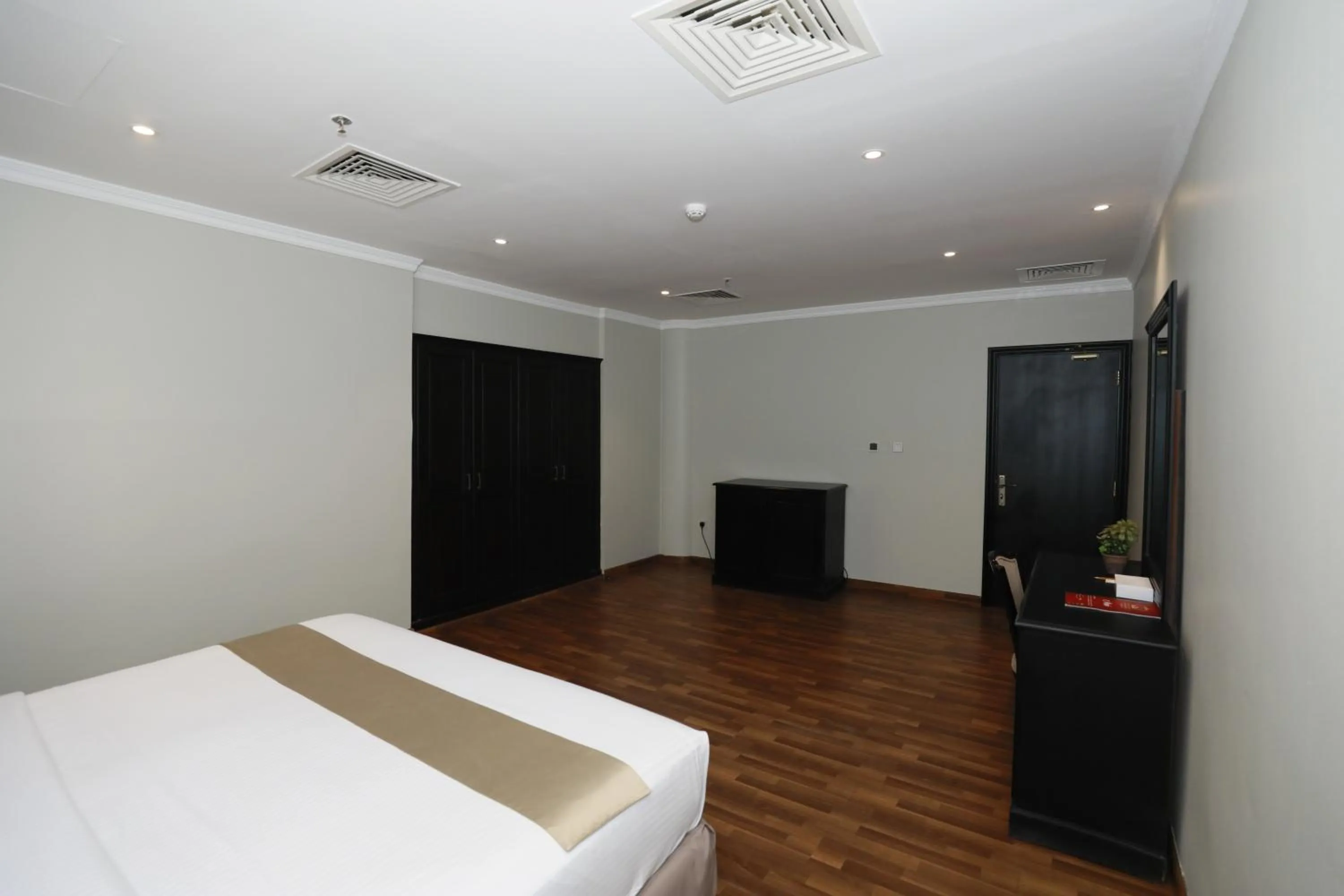 Bedroom, Bed in City Point Hotel