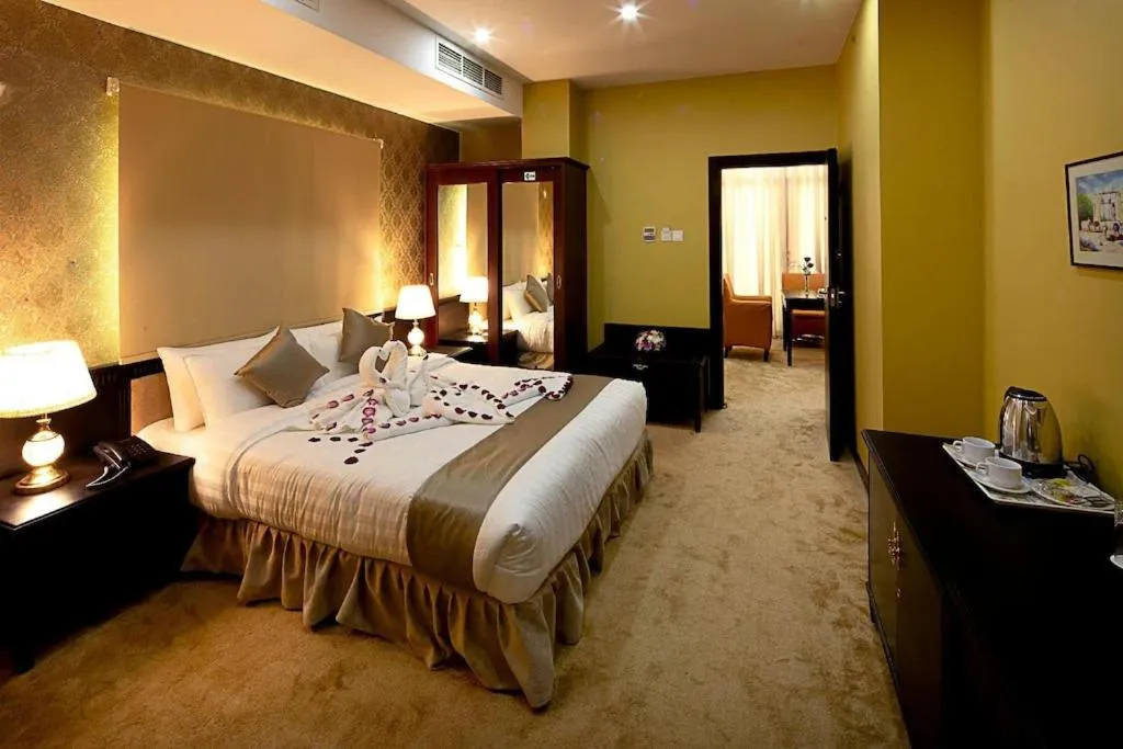 Bedroom, Bed in City Point Hotel