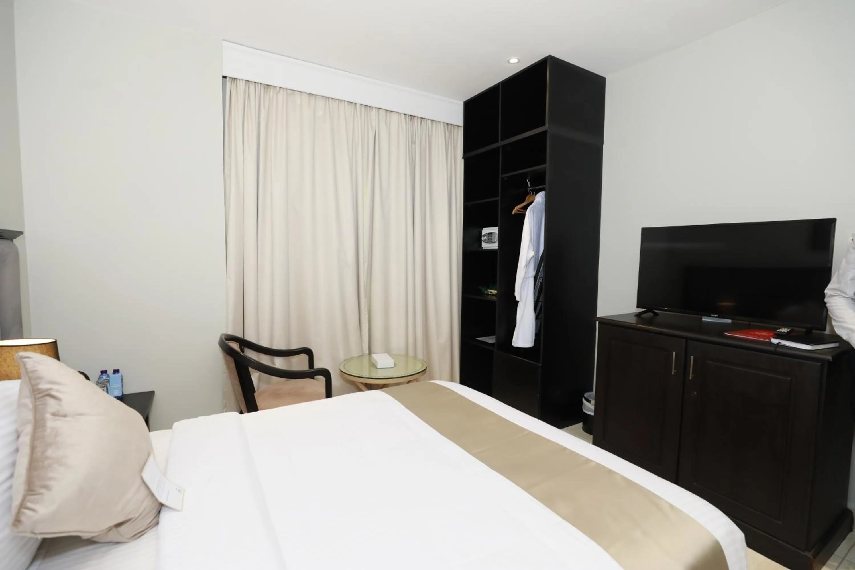 Bedroom, Bed in City Point Hotel