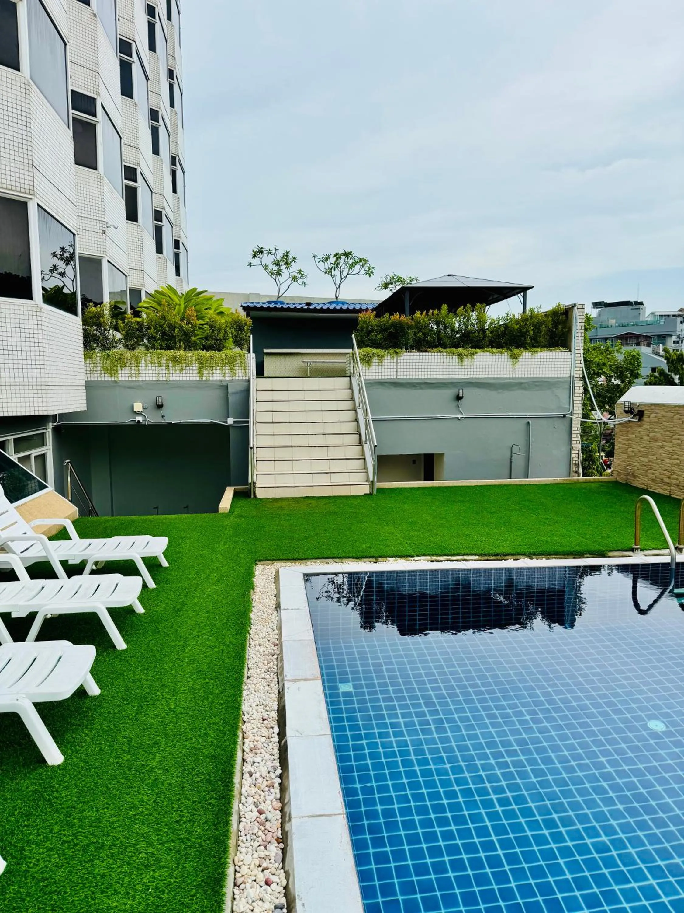 Swimming pool in Suncity Hotel Pattaya