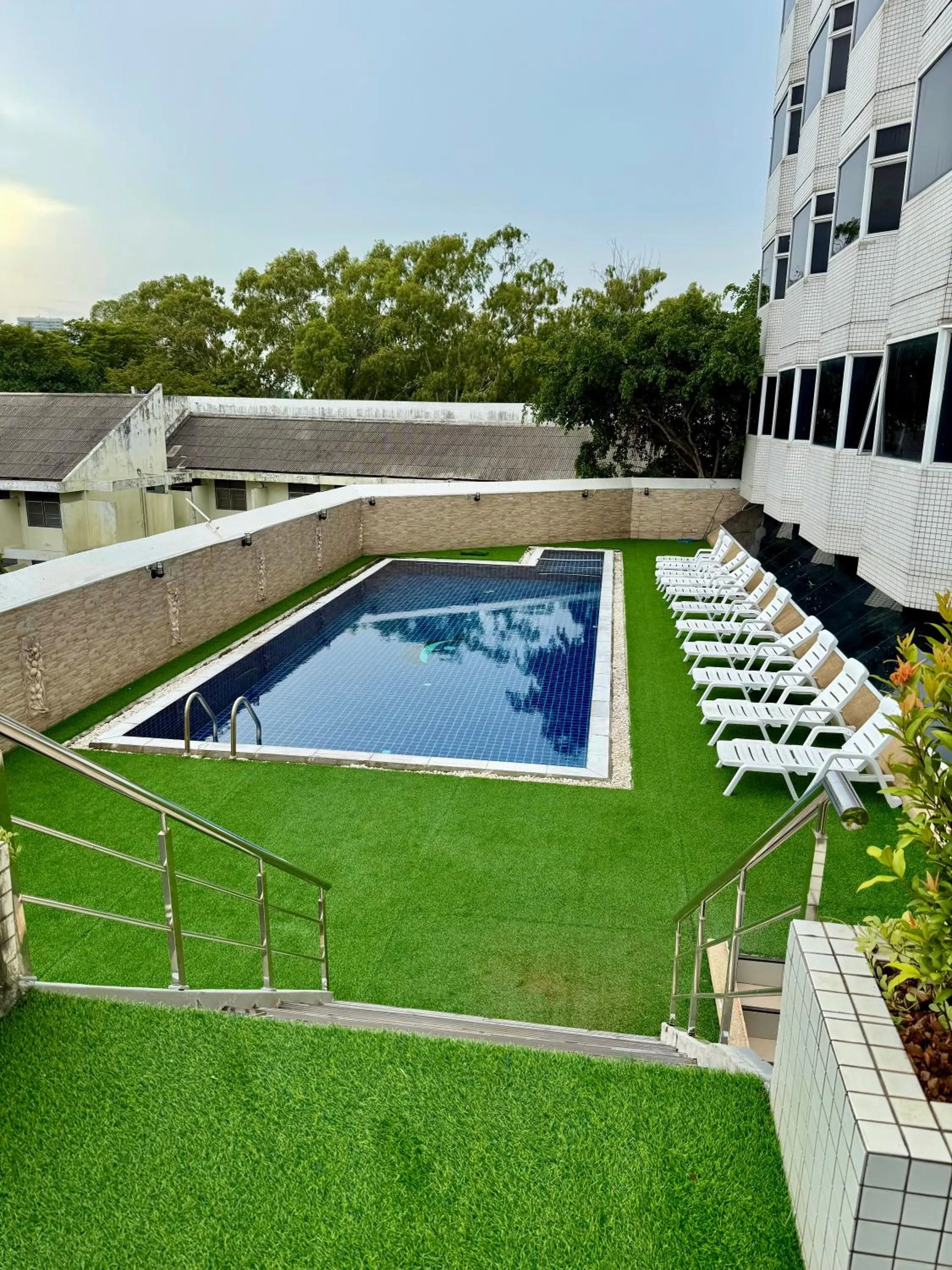 Swimming pool in Suncity Hotel Pattaya