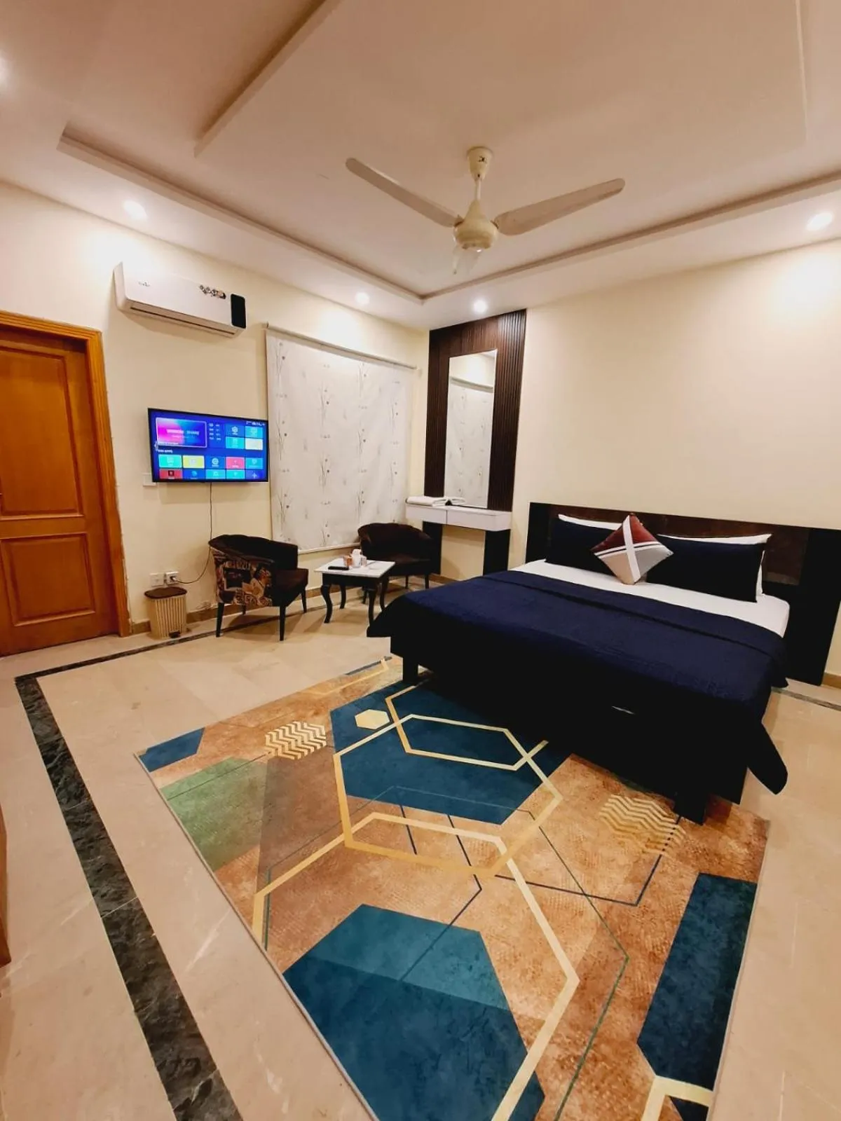 Communal lounge/ TV room in Dream Lodge House