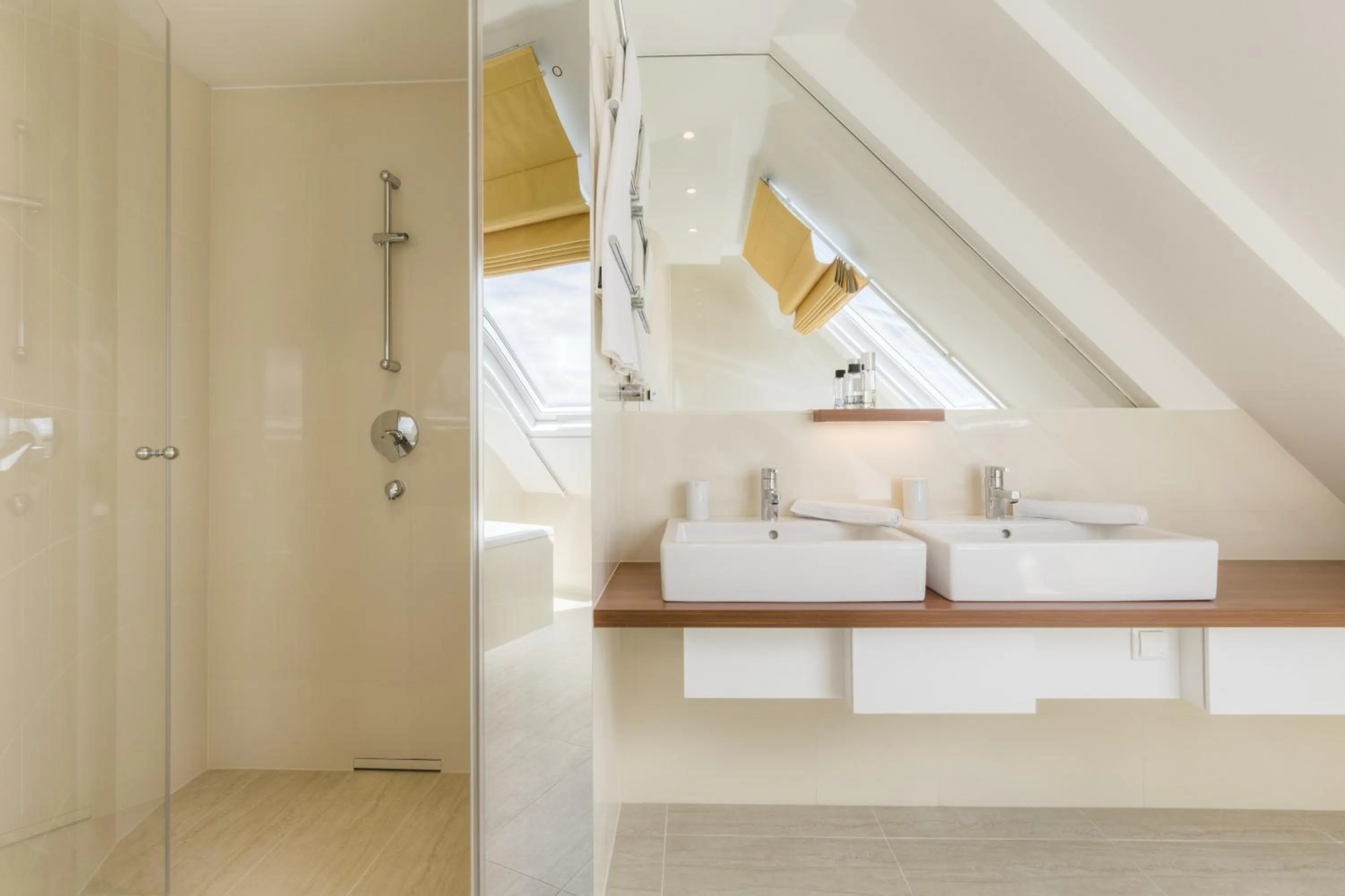 Bathroom, Bed in Vienna Grand Apartments DANUBE