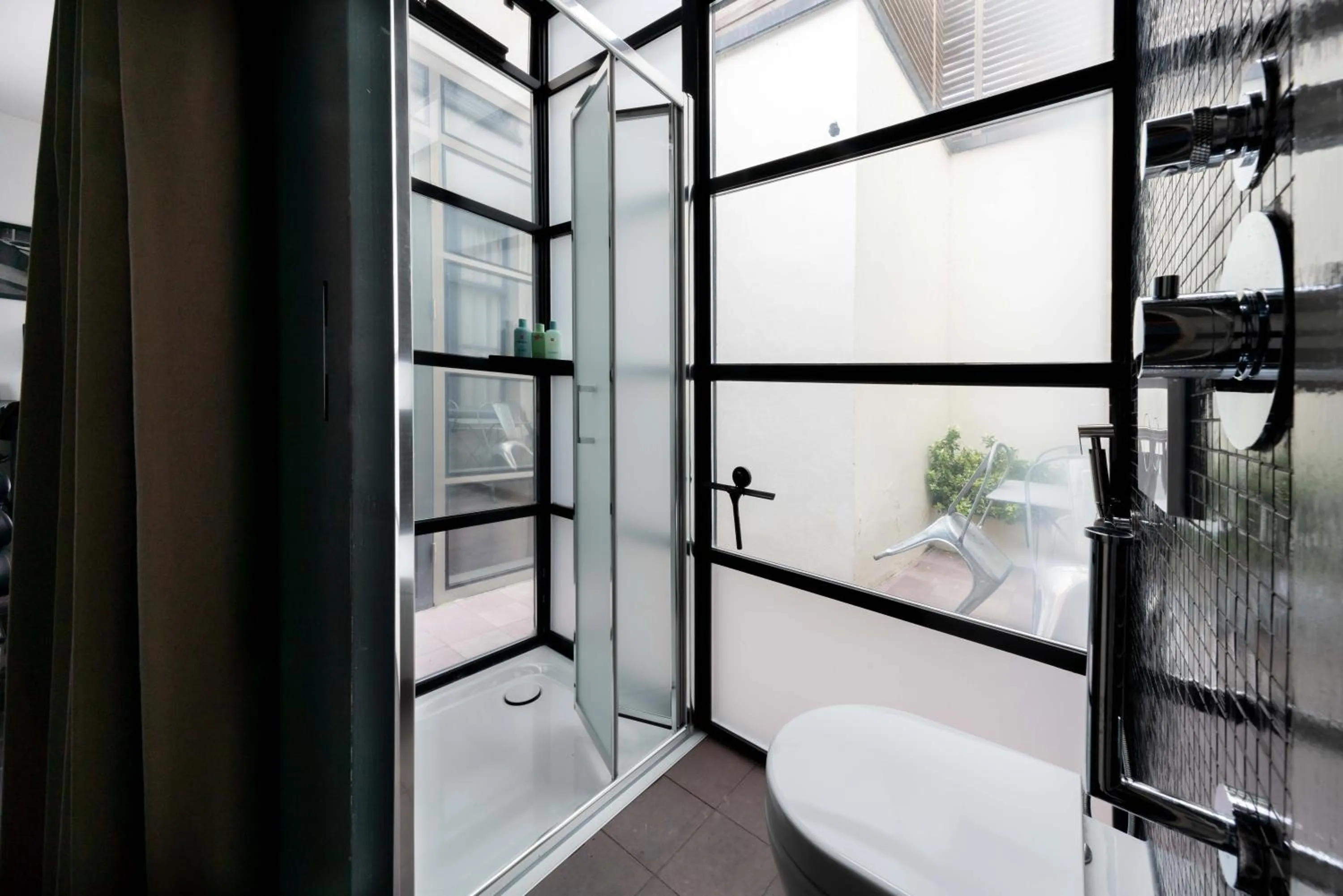 Shower in Zocher6 a monumental town house in the city center