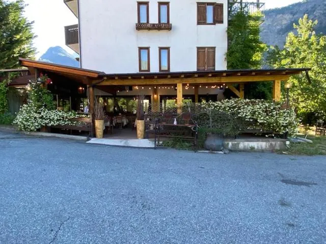 Facade/entrance in Hotel Le Clou