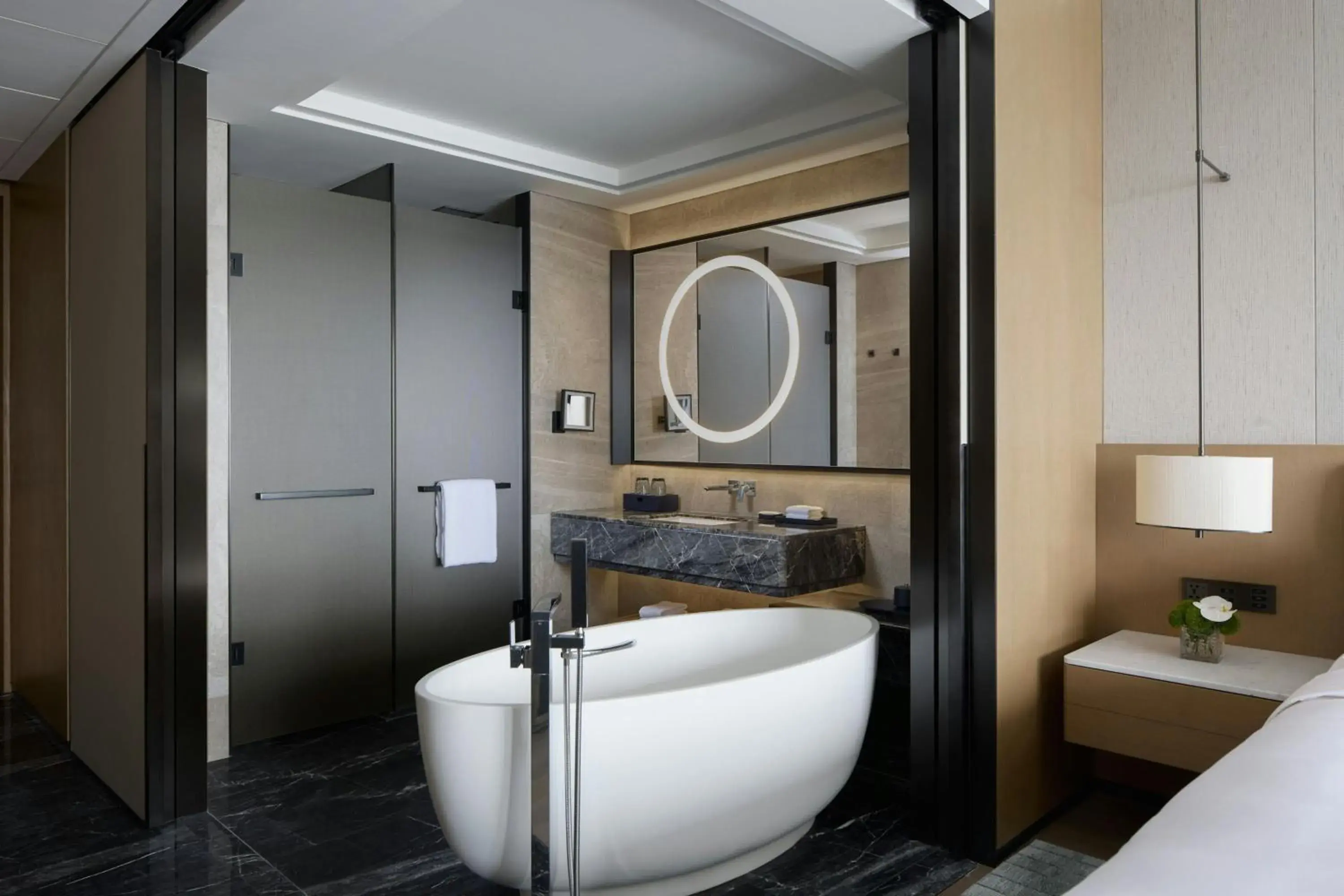 Deluxe King Room with Lake View in Changsha Marriott Hotel West Deluxe King Room with Lake View in Changsha Marriott Hotel West