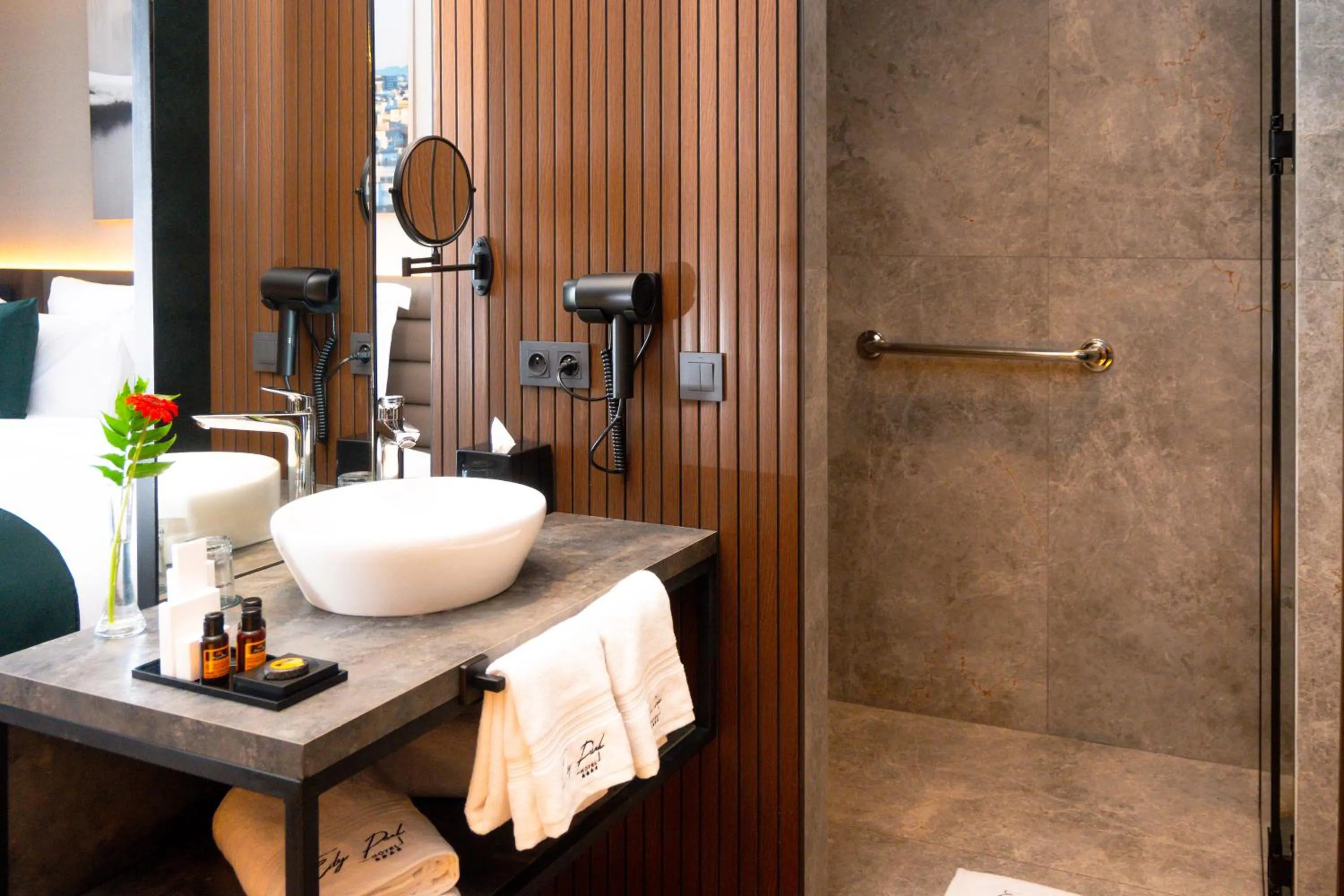 Shower in City Park Hôtel