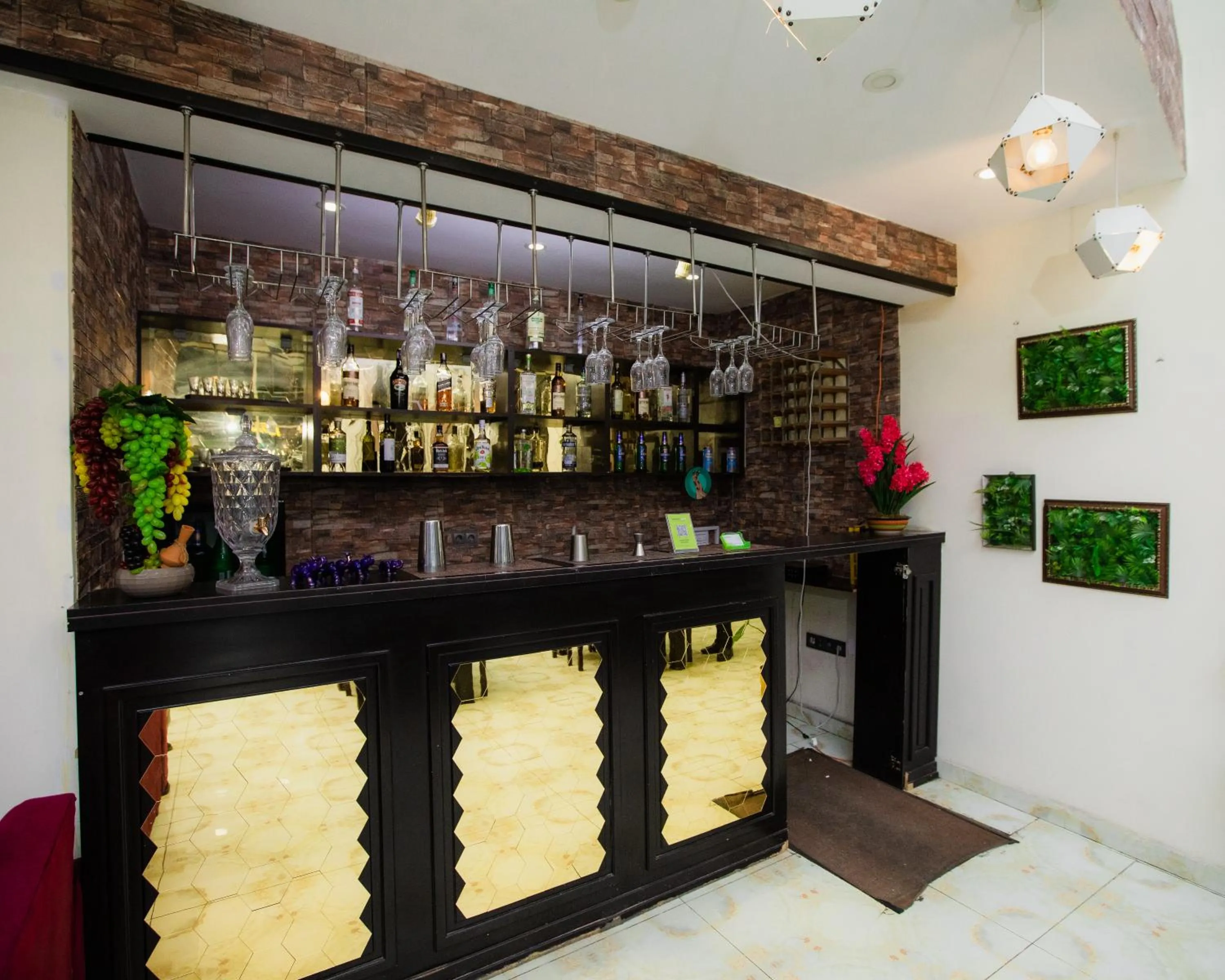 Nightclub / DJ in Corniche White City Hotel