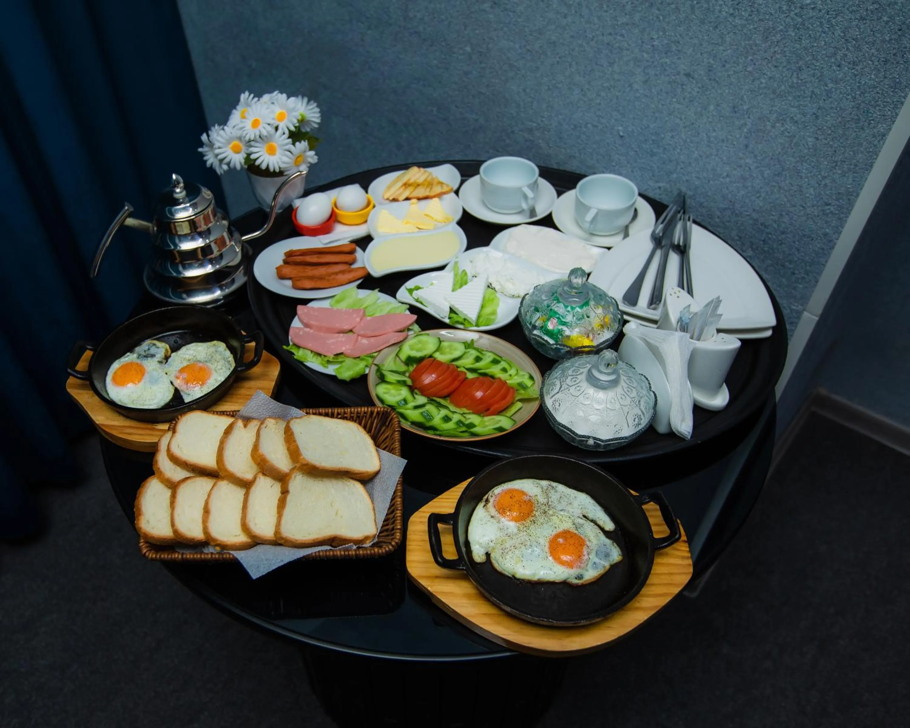 Food and drinks in Corniche White City Hotel