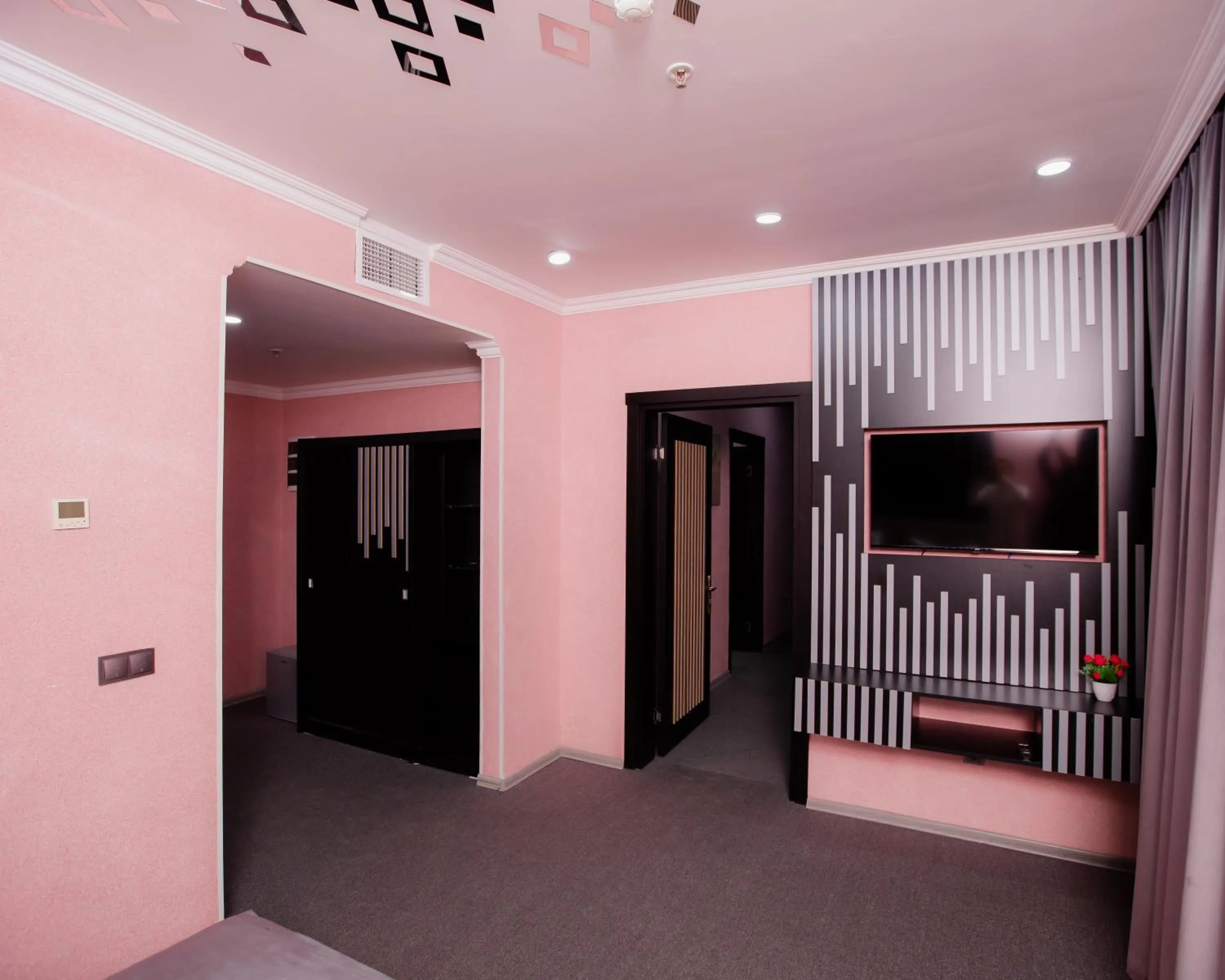 Communal lounge/ TV room, Bed in Corniche White City Hotel