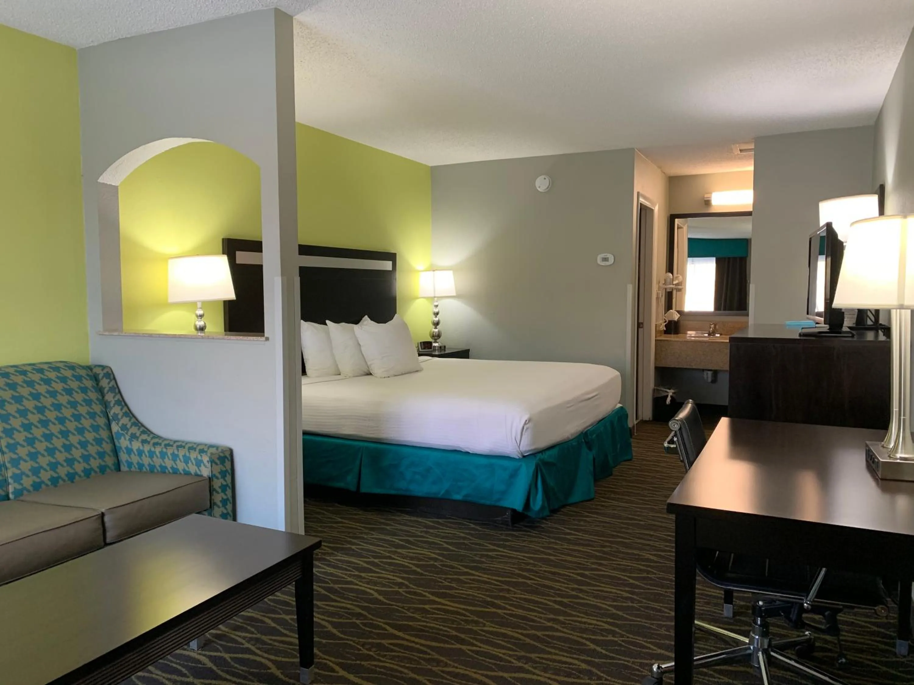 Photo of the whole room, Bed in Best Western Inn Florence