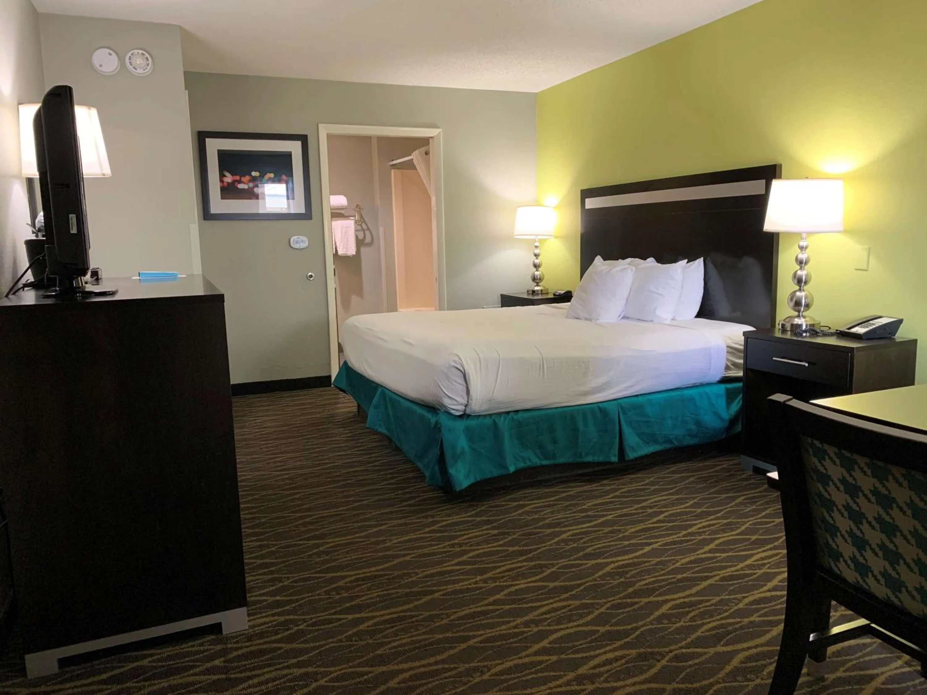 Photo of the whole room, Bed in Best Western Inn Florence