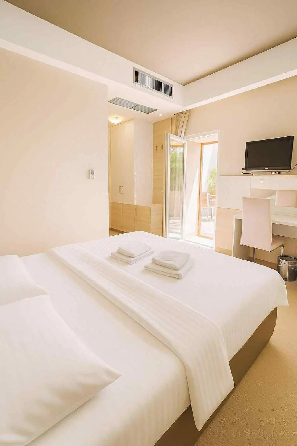 Communal lounge/ TV room, Bed in Guest House Neho