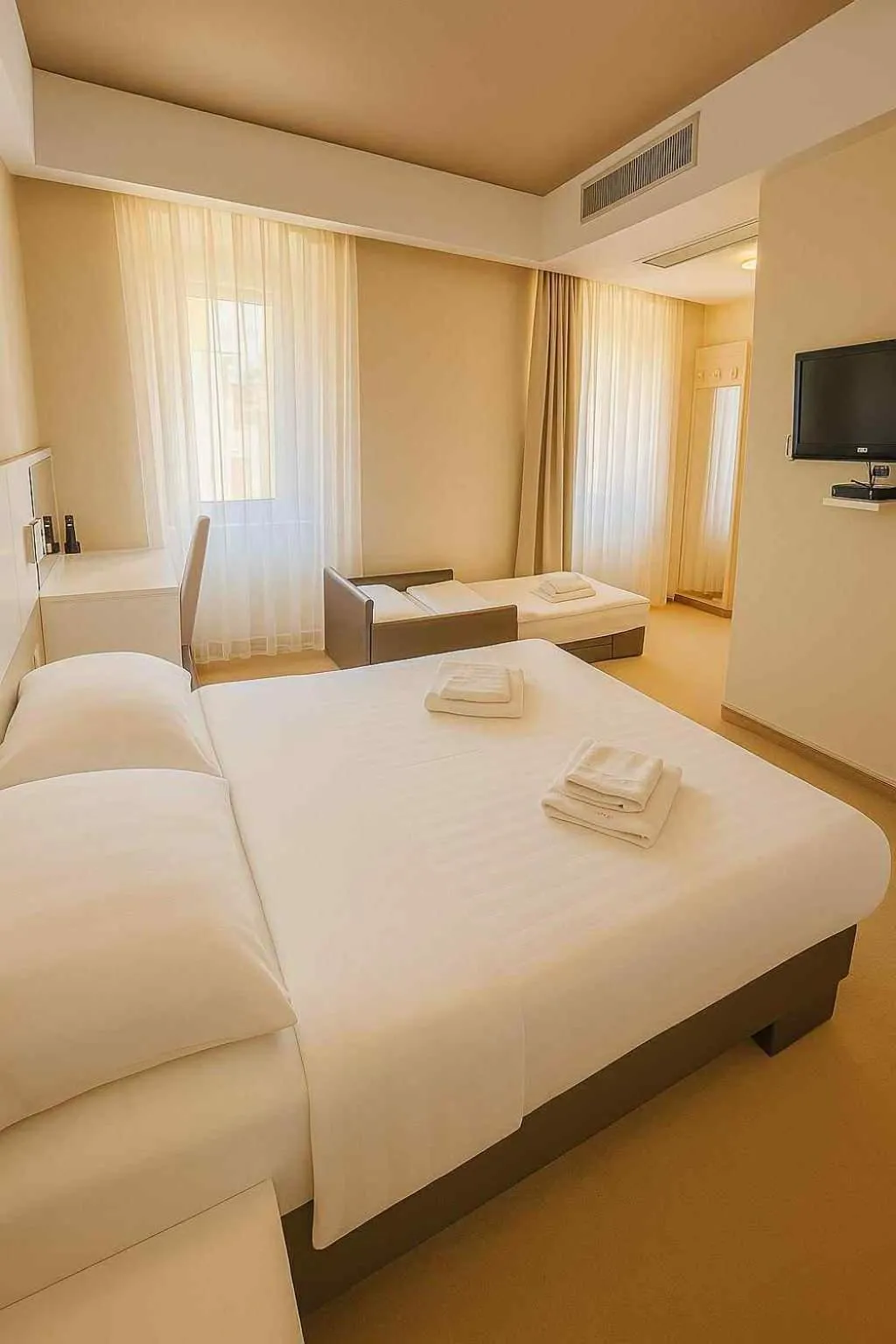 Communal lounge/ TV room, Bed in Guest House Neho