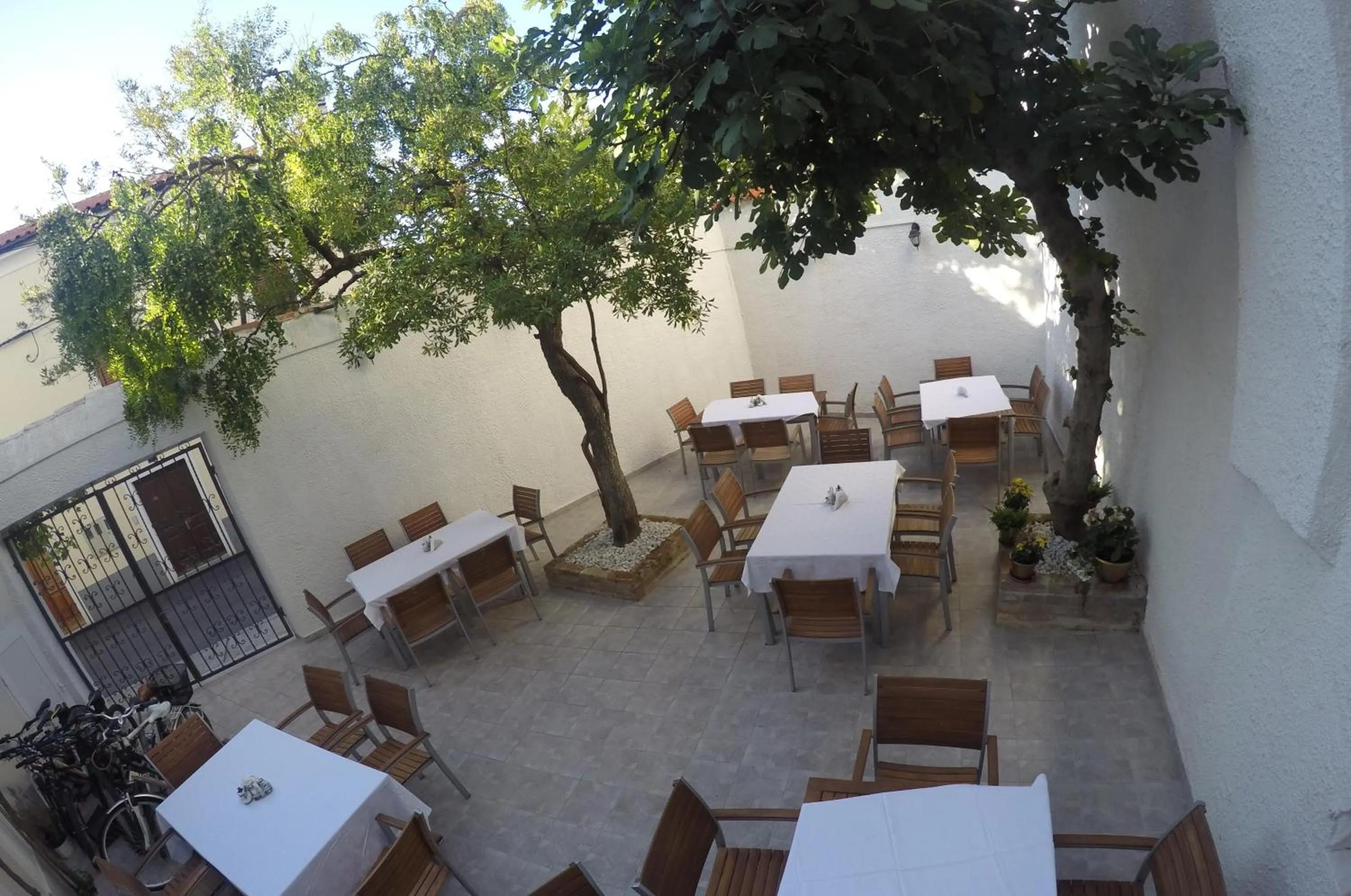Restaurant/places to eat in Guest House Neho