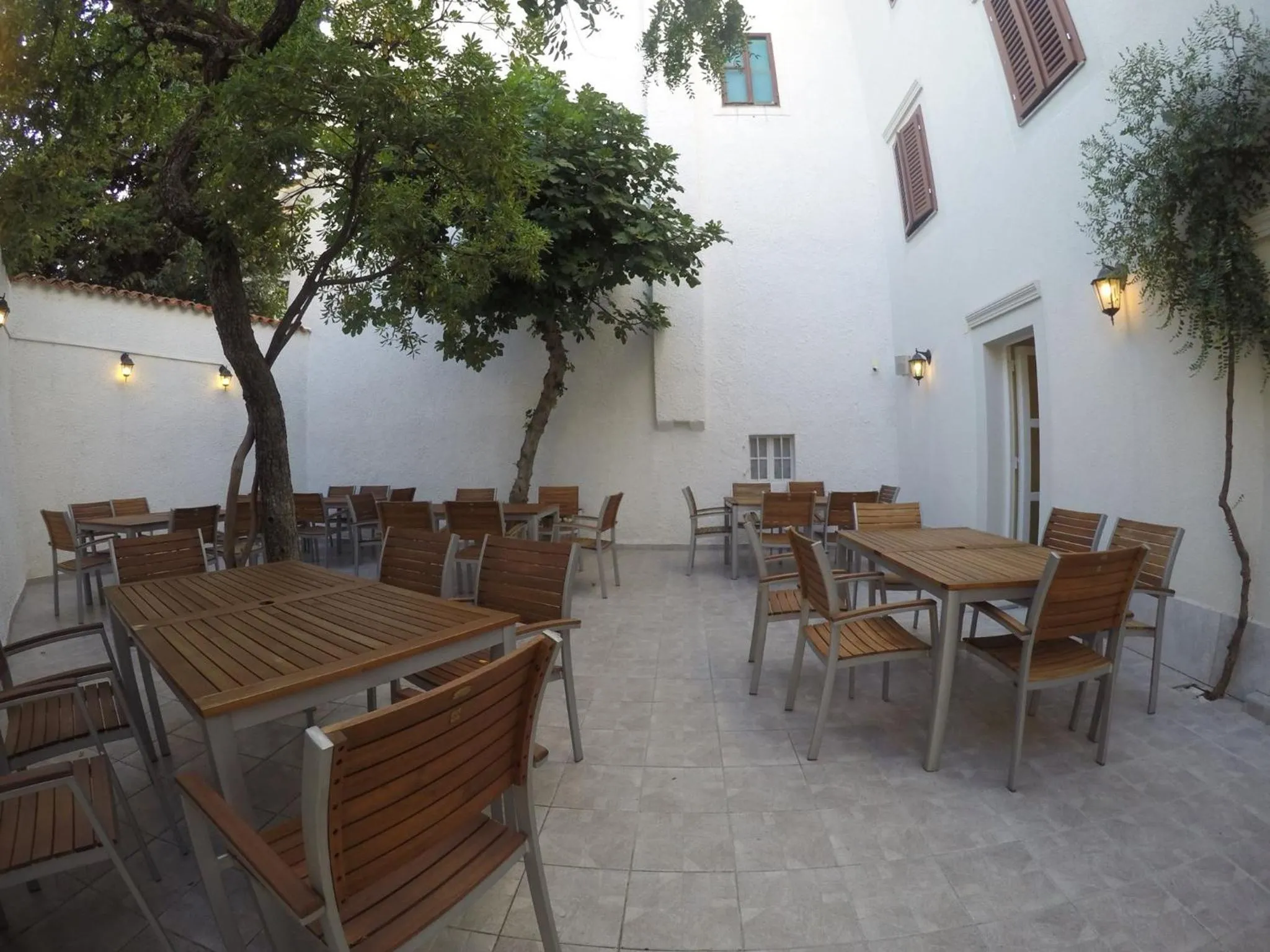 Restaurant/places to eat in Guest House Neho