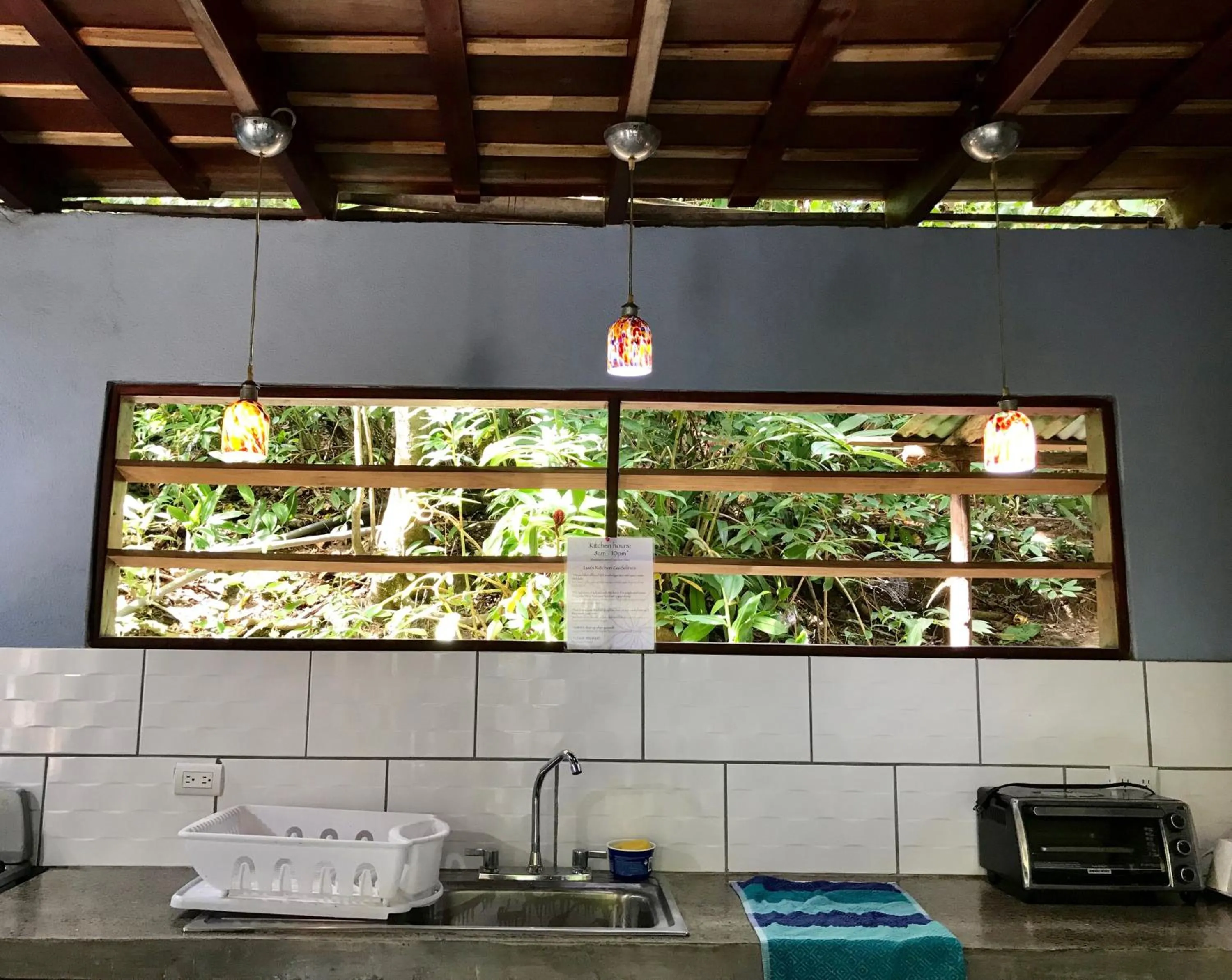 Communal kitchen in Luz En El Cielo Eco-B&B/Hostel