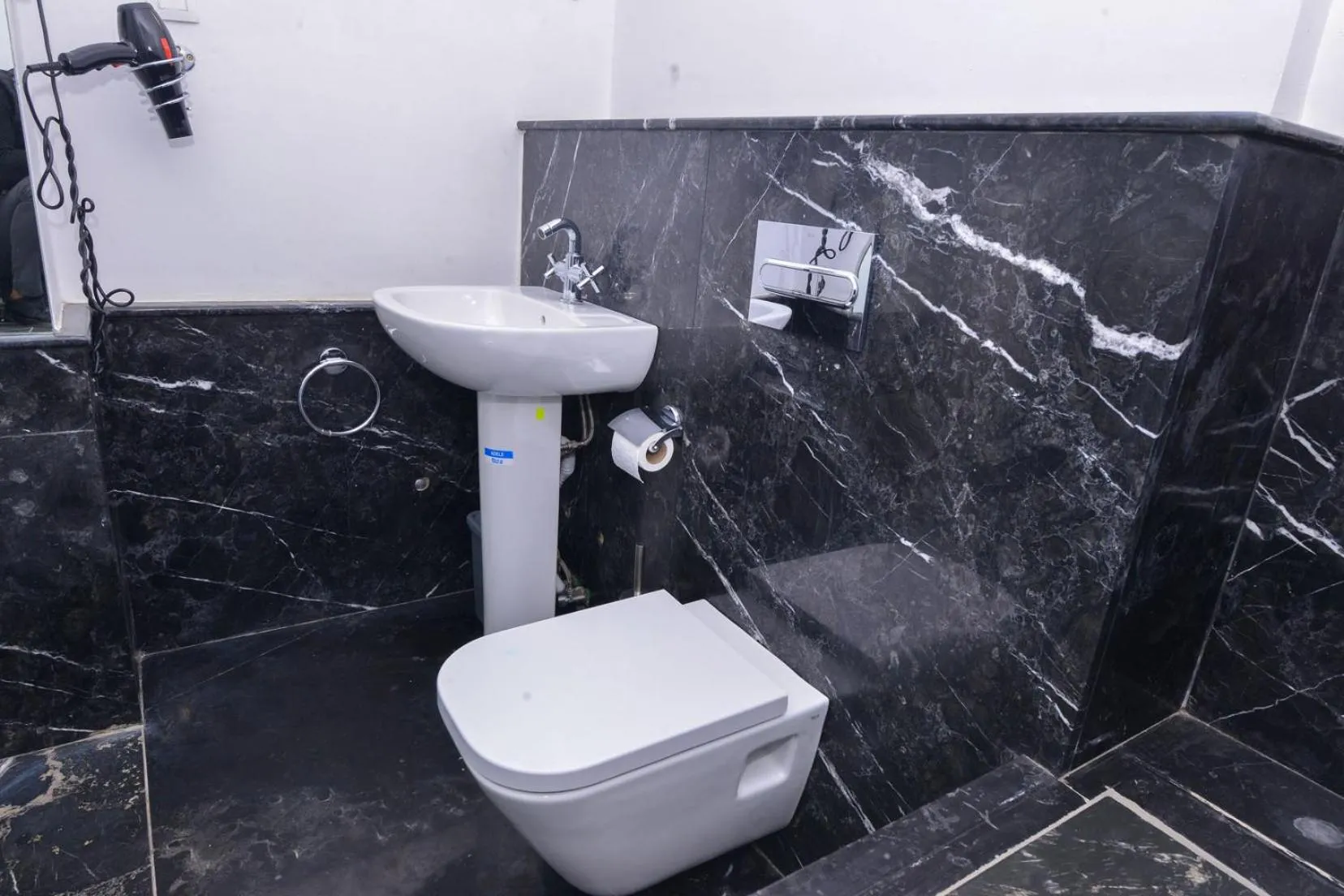 Toilet in Le 135 appart hotel