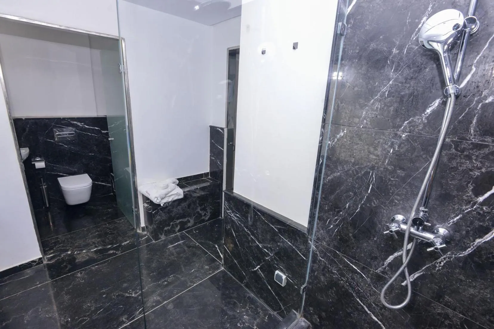 Shower in Le 135 appart hotel