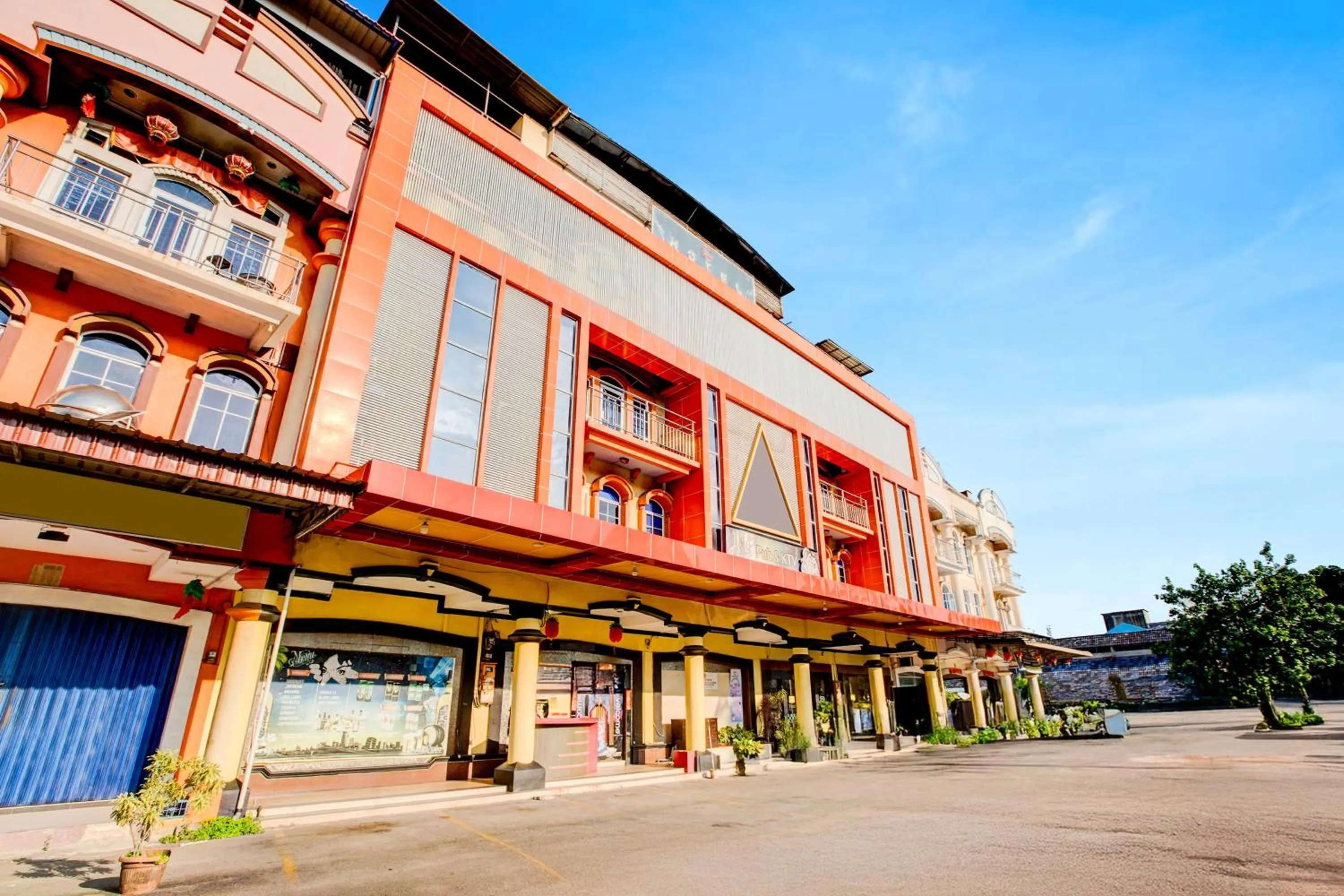 Facade/entrance in Dancenter S Hotel