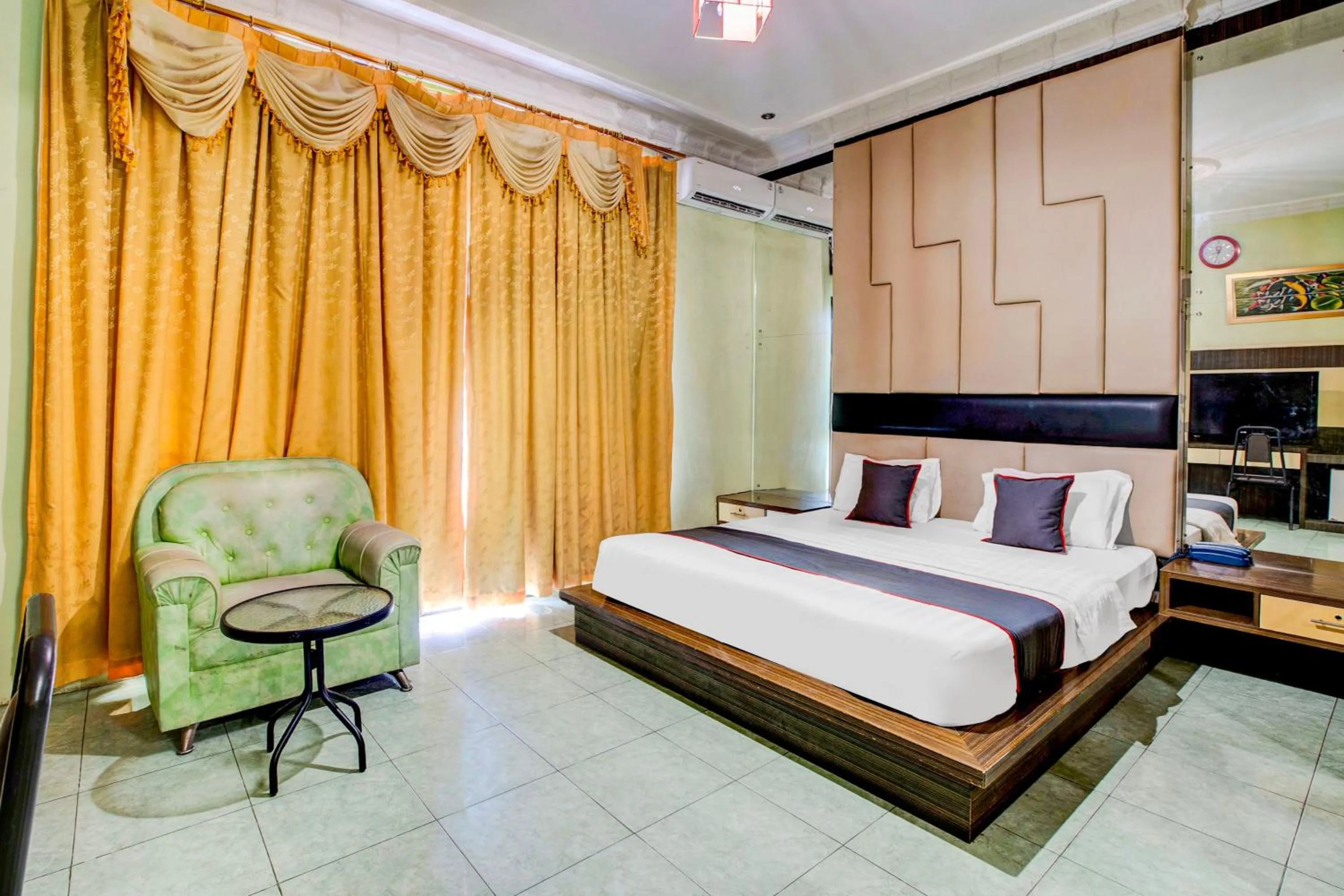 Bedroom, Bed in Dancenter S Hotel