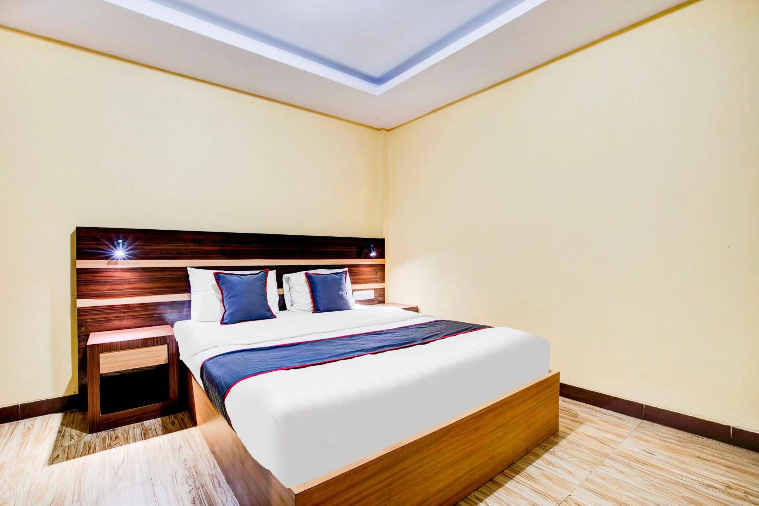 Bedroom, Bed in Dancenter S Hotel