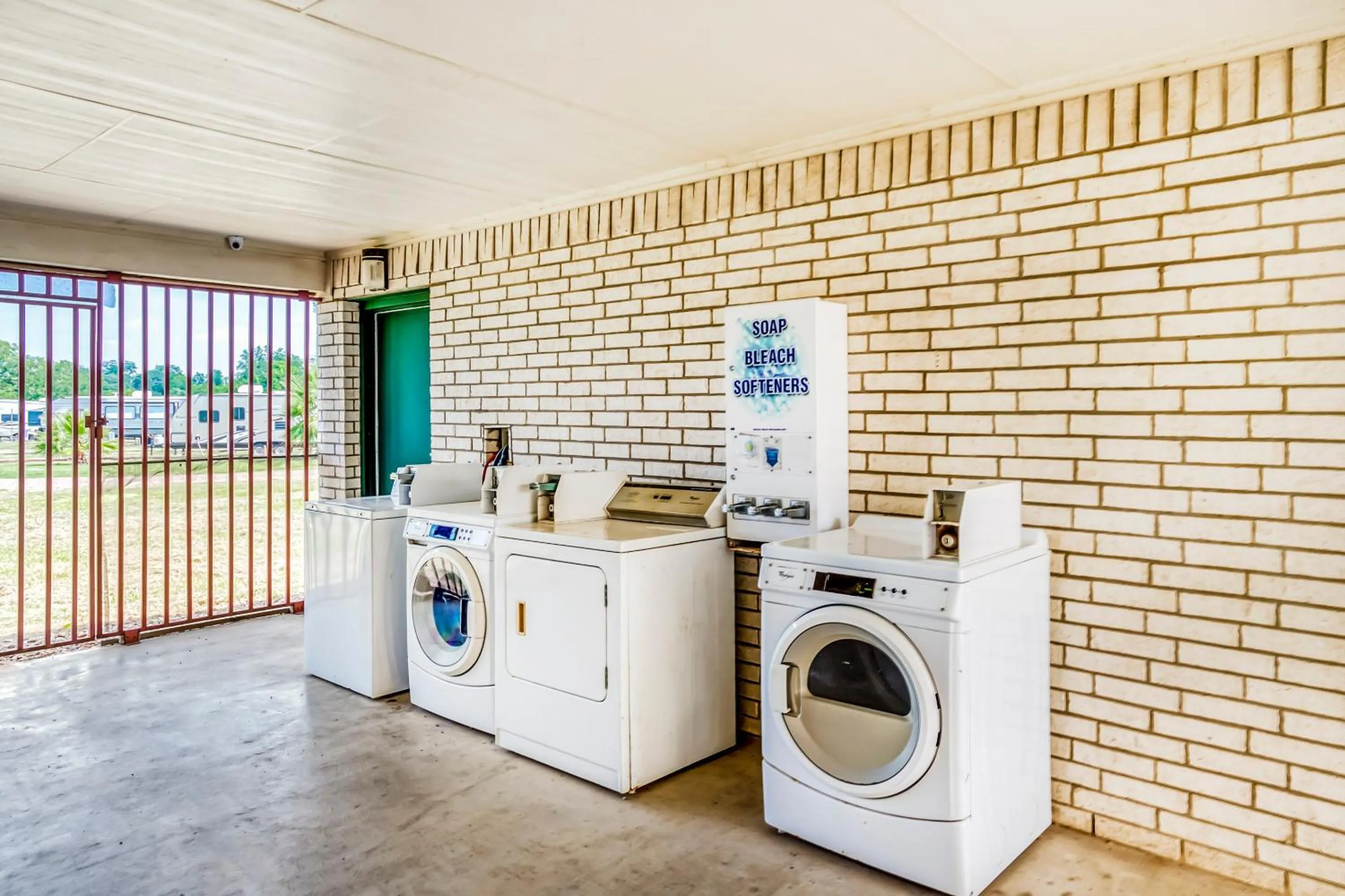 laundry in OYO Hotel Yoakum West