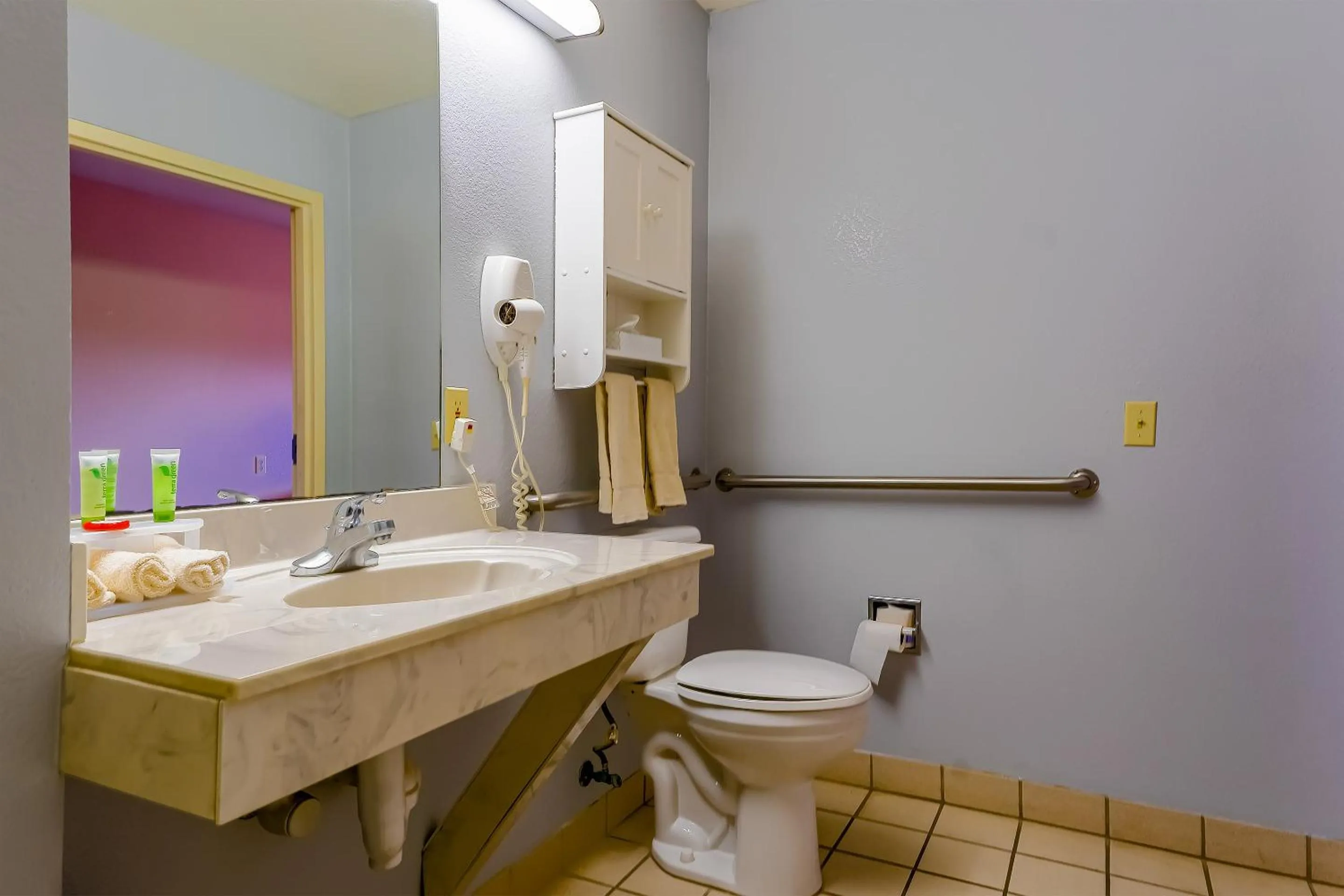 Bathroom in OYO Hotel Yoakum West