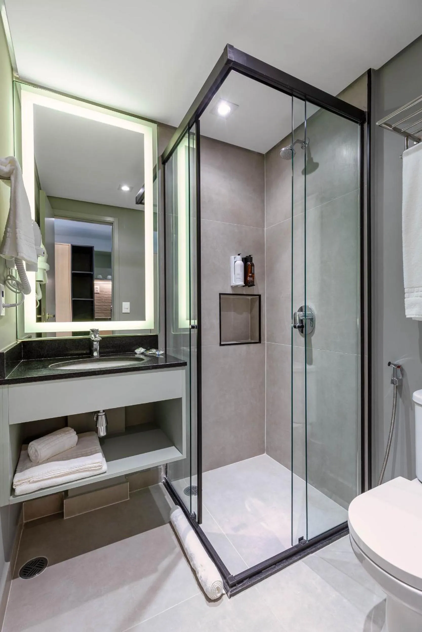 Shower in Cozzy Premium Paulista Hotel