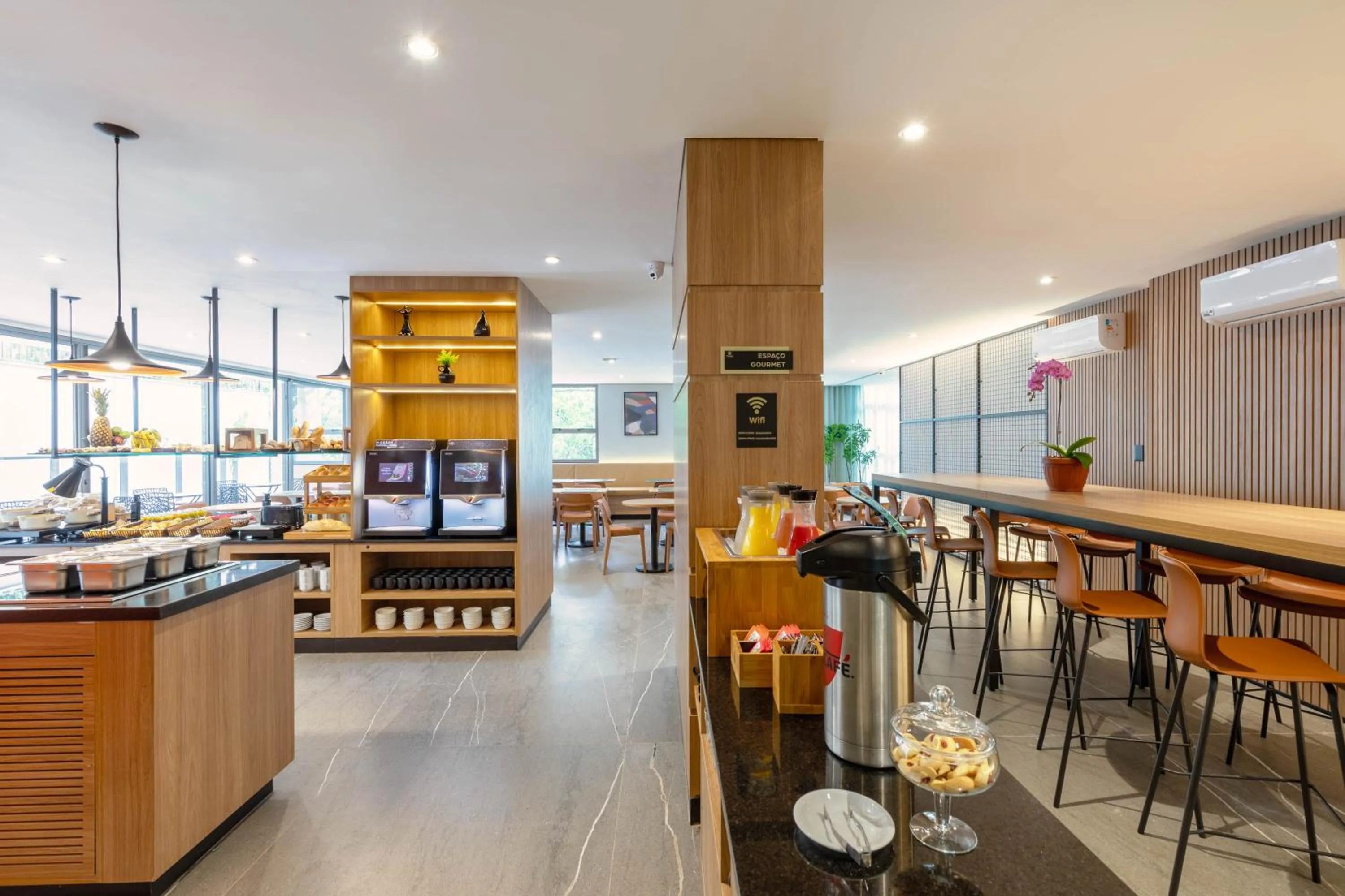 American breakfast in Cozzy Premium Paulista Hotel