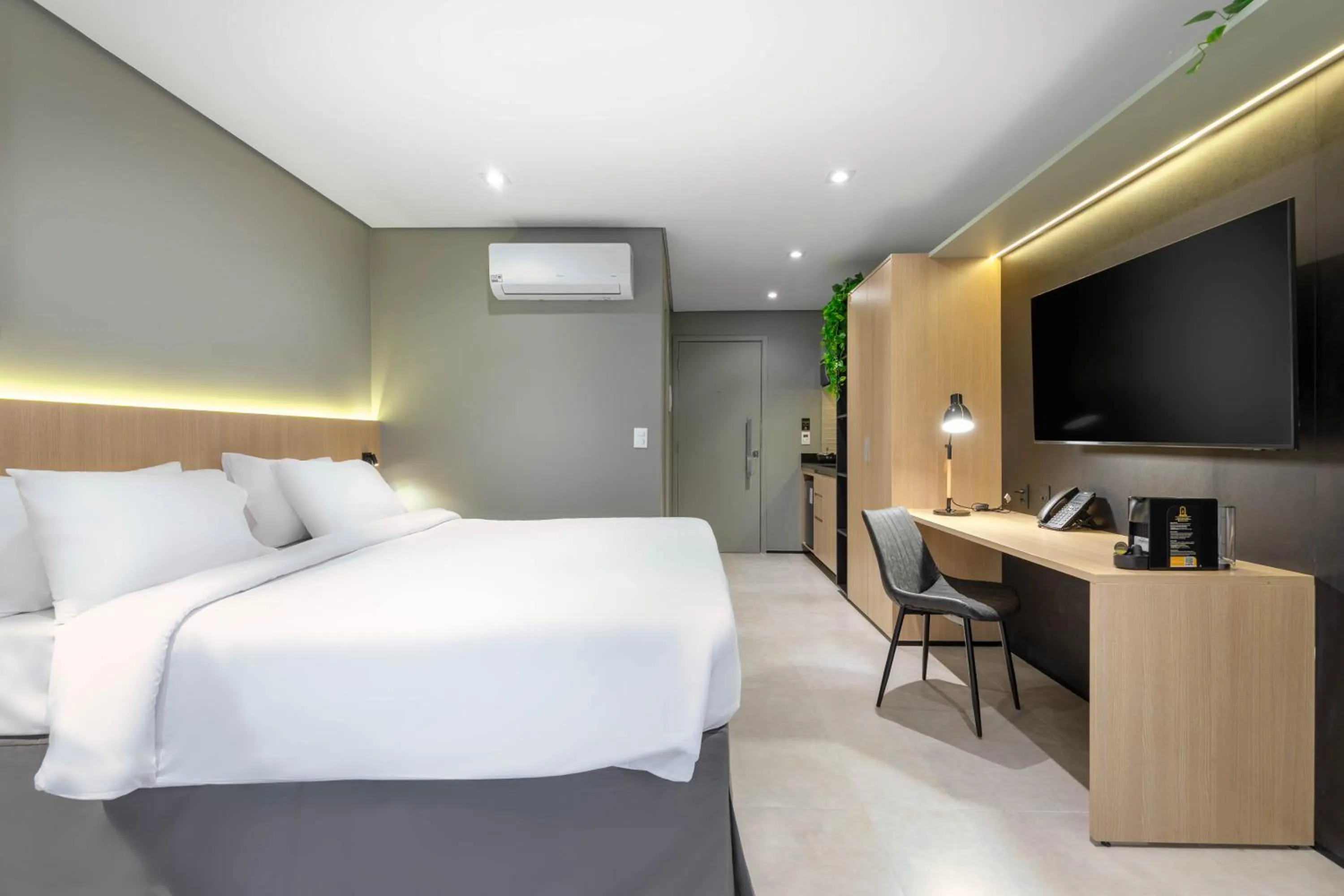 Seating area, Bed in Cozzy Premium Paulista Hotel