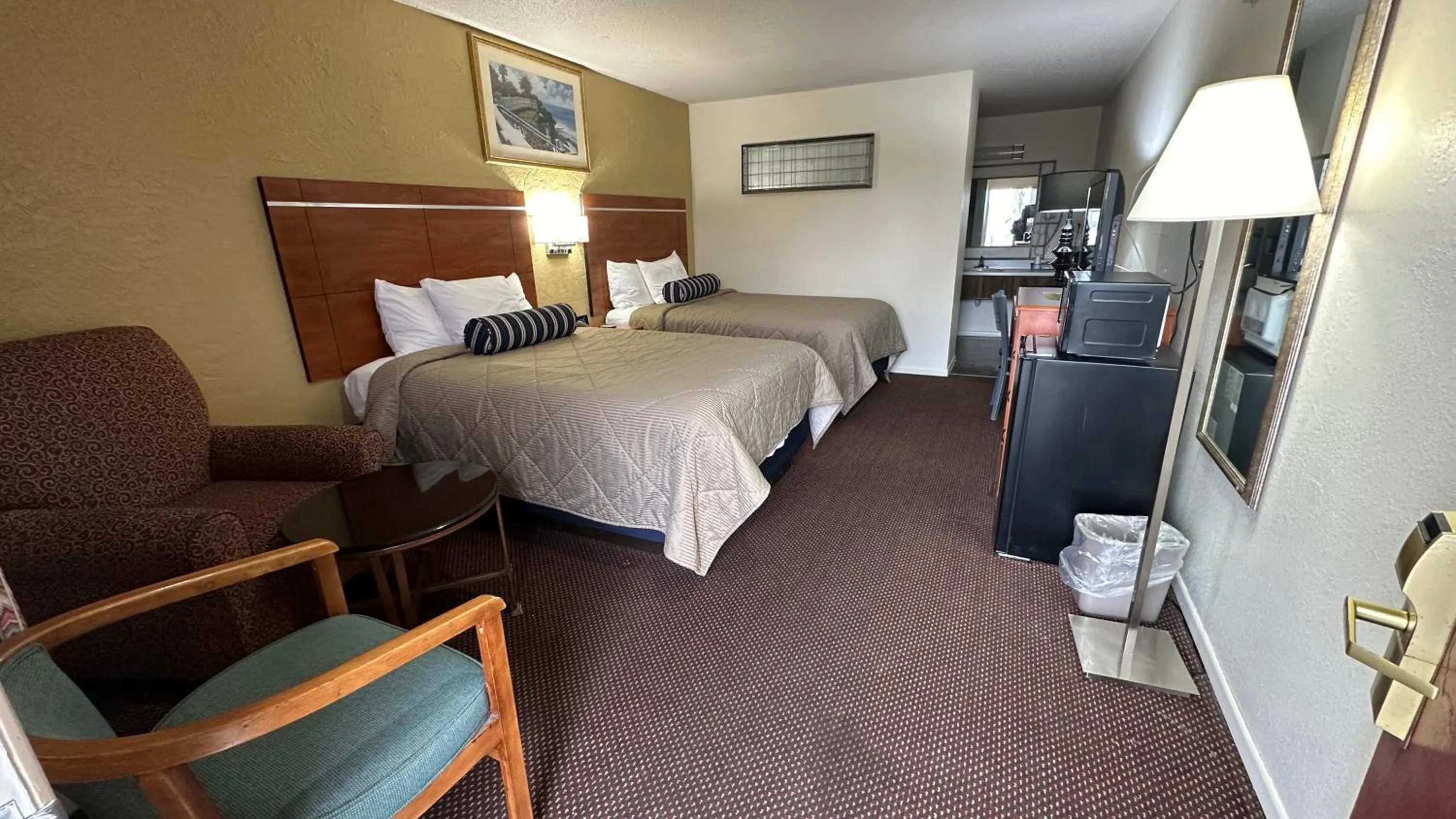 Photo of the whole room, Bed in Economy Inn
