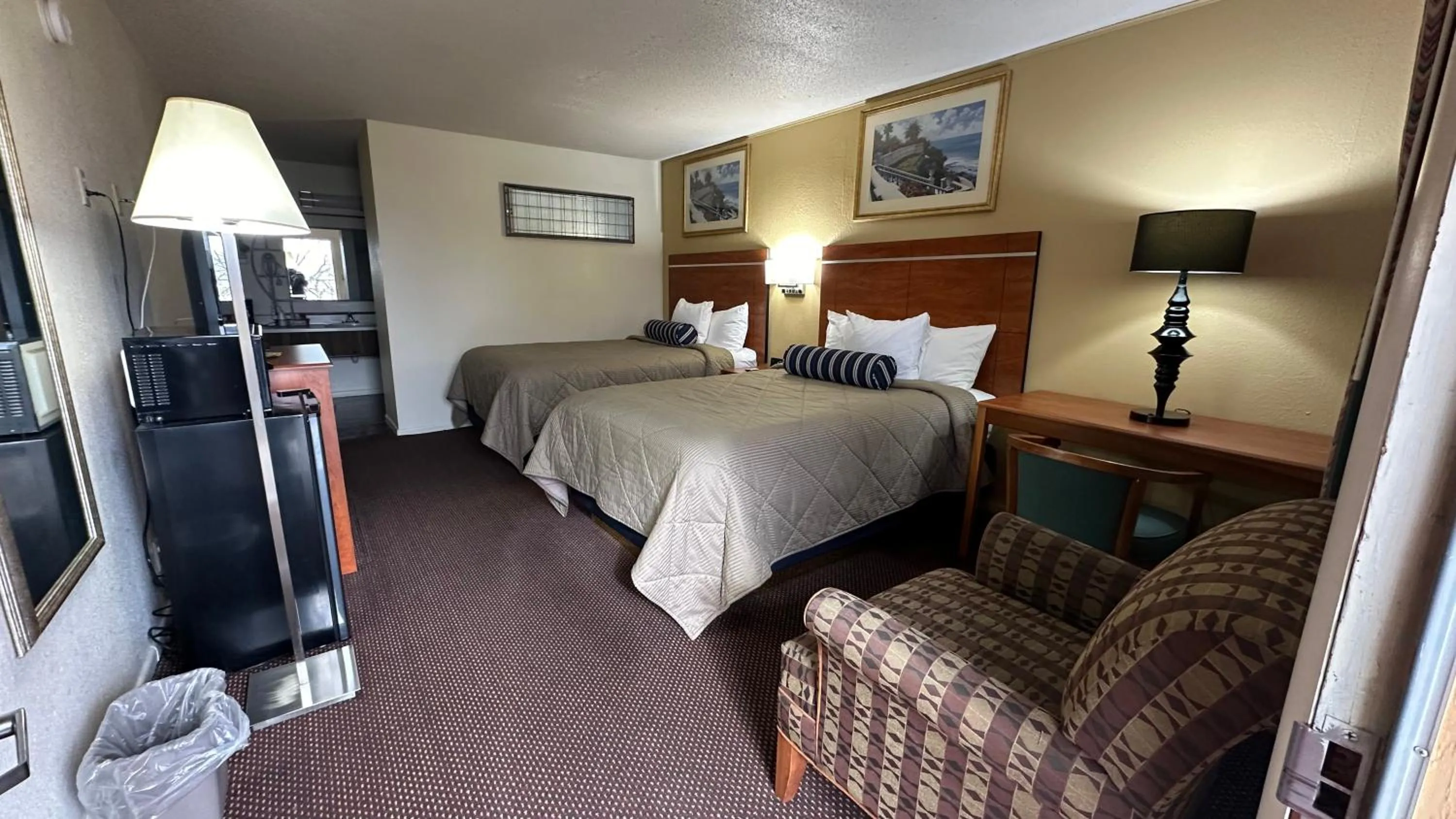 Photo of the whole room, Bed in Economy Inn