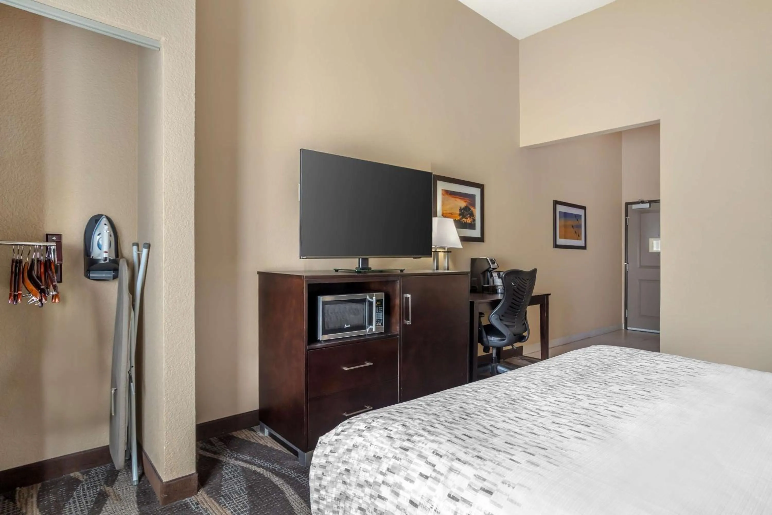 Bedroom, Bed in Best Western Plus Lake Jackson Inn & Suites