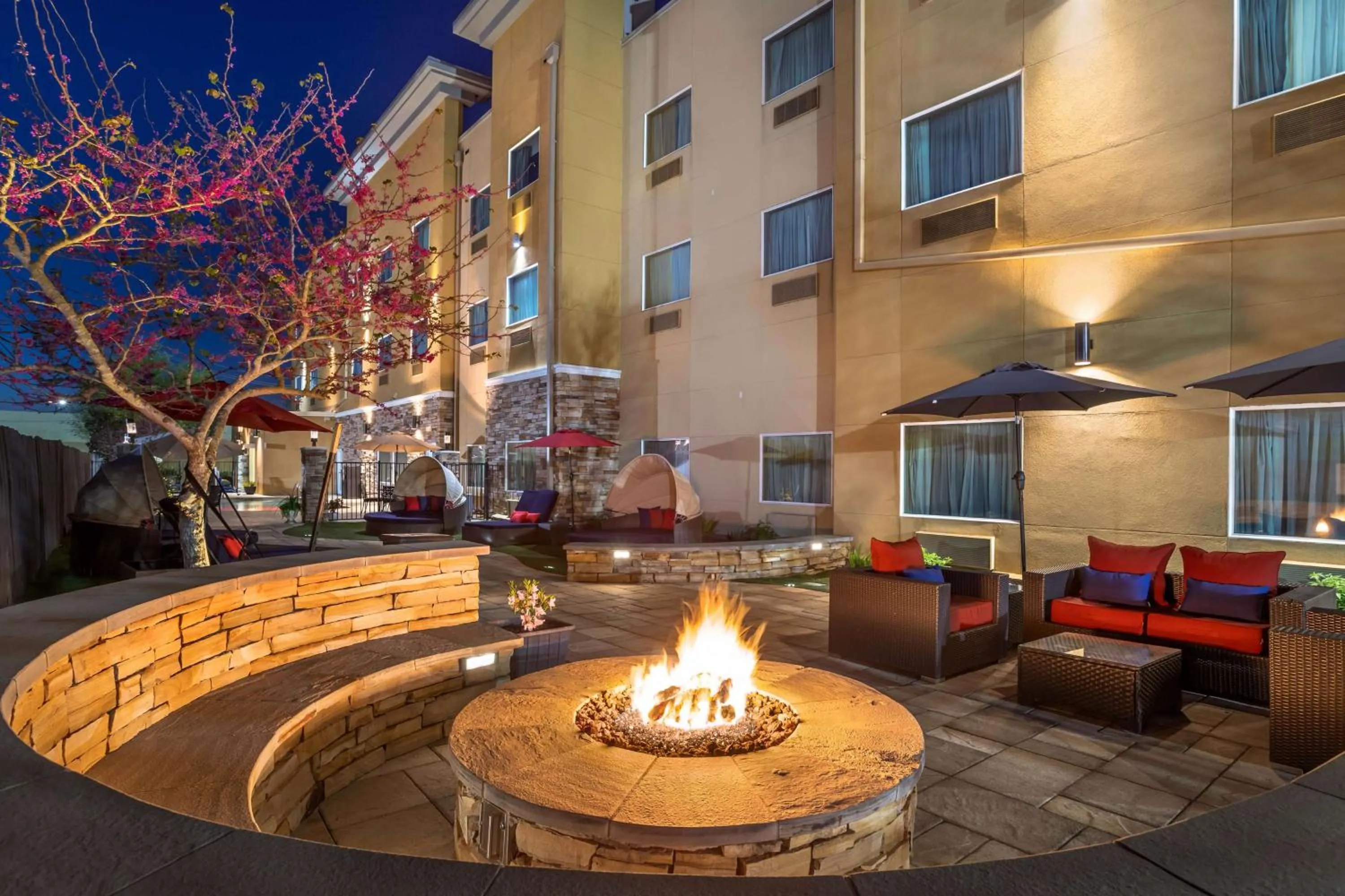 Property building in Best Western Plus Lake Jackson Inn & Suites