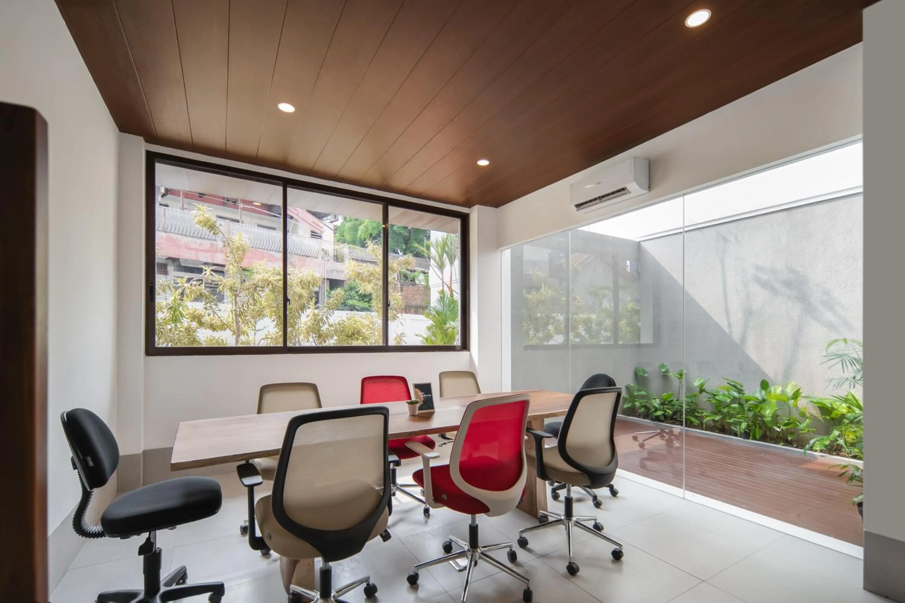 Meeting/conference room in Cove Dra House