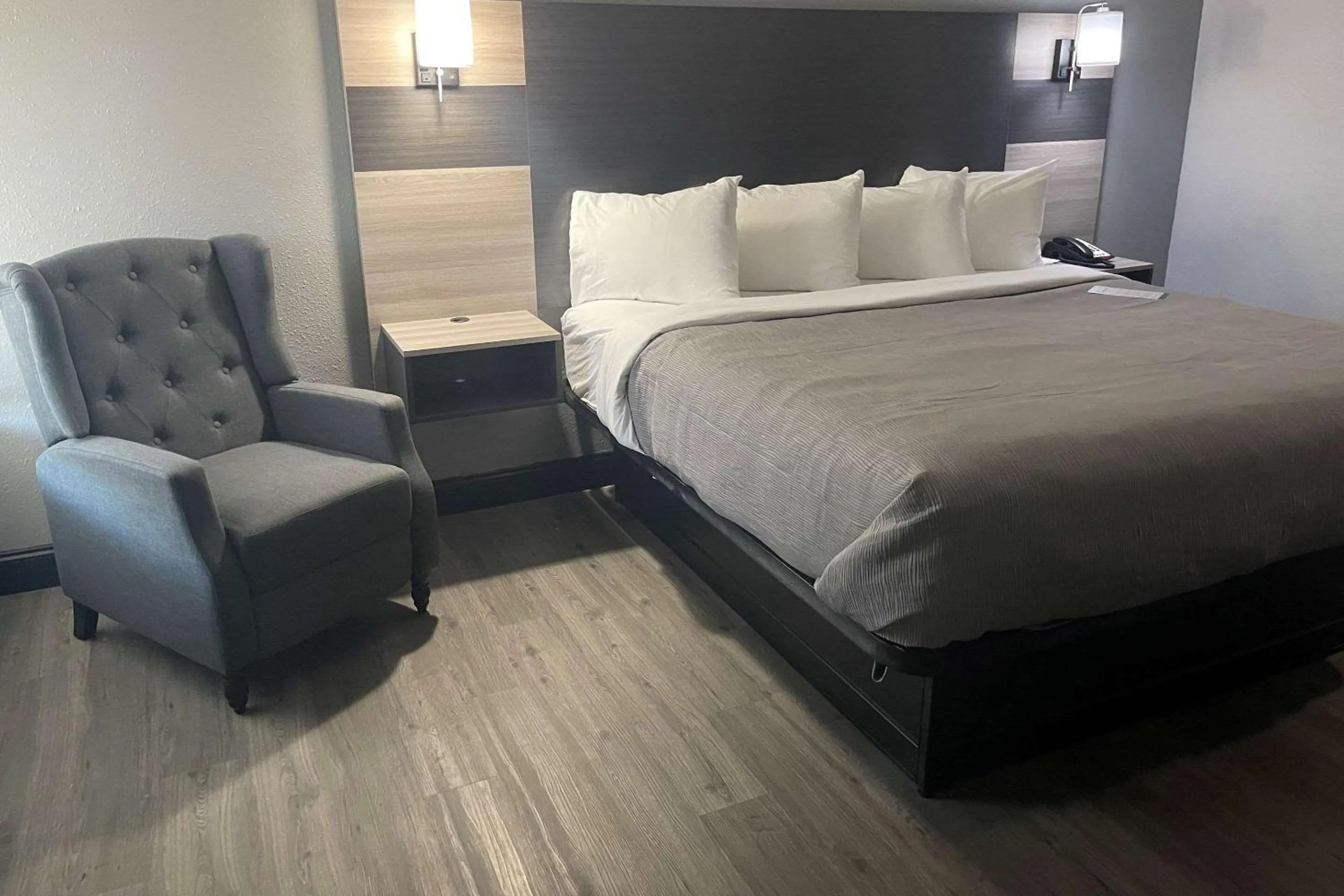 Bedroom, Bed in Quality Suites Abilene Mall Area
