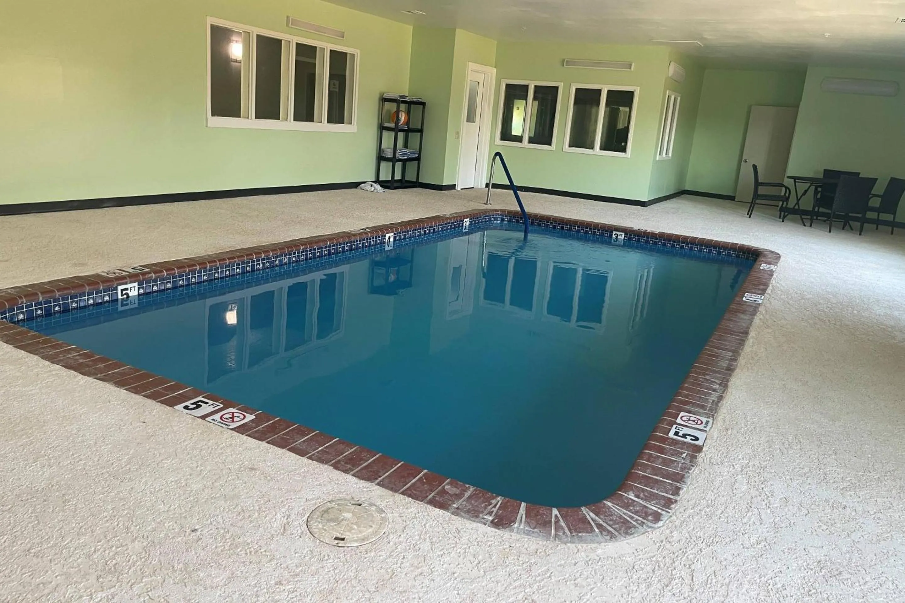 Swimming pool in Quality Suites Abilene Mall Area