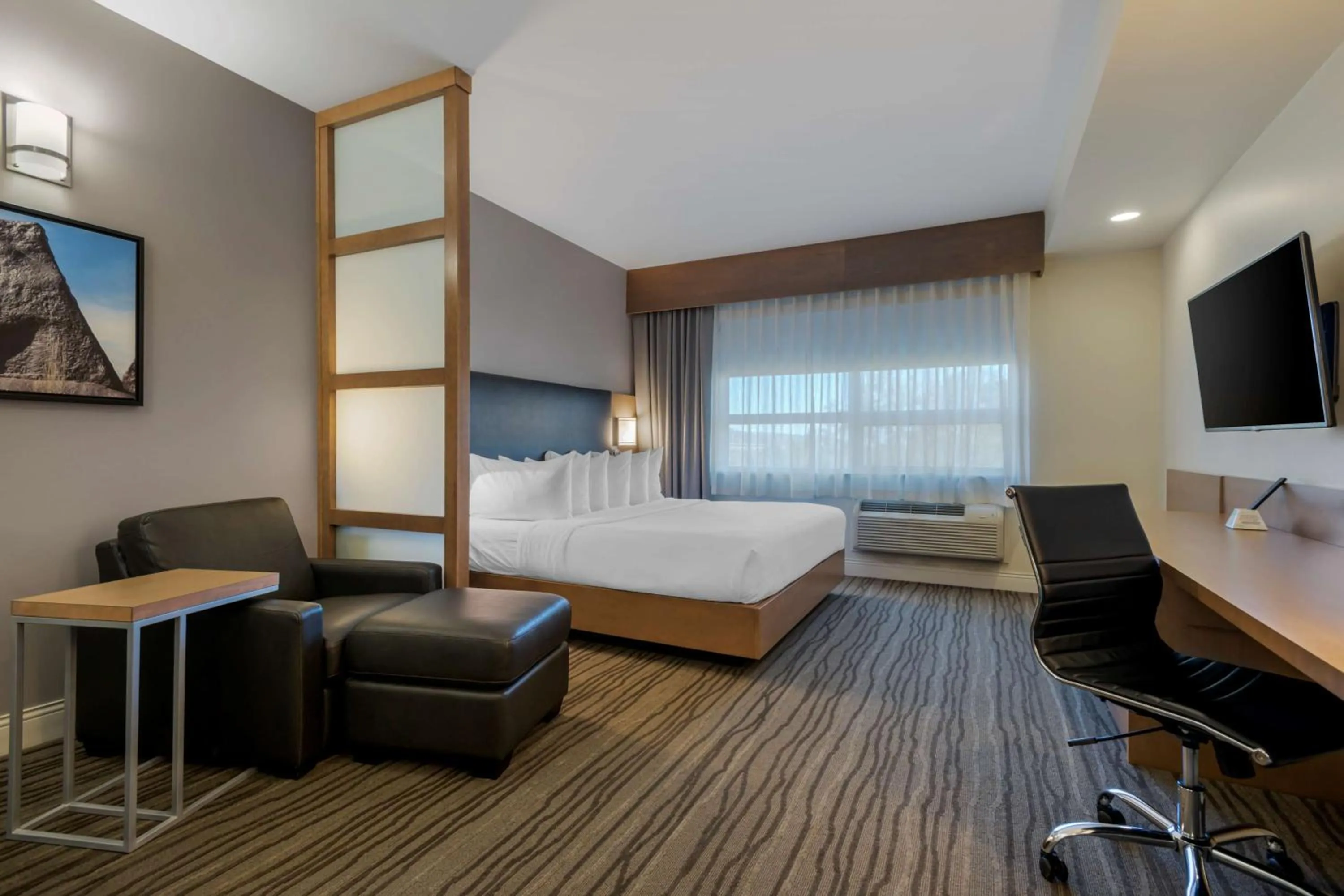 Bedroom, Bed in Best Western Plus Sawridge Suites