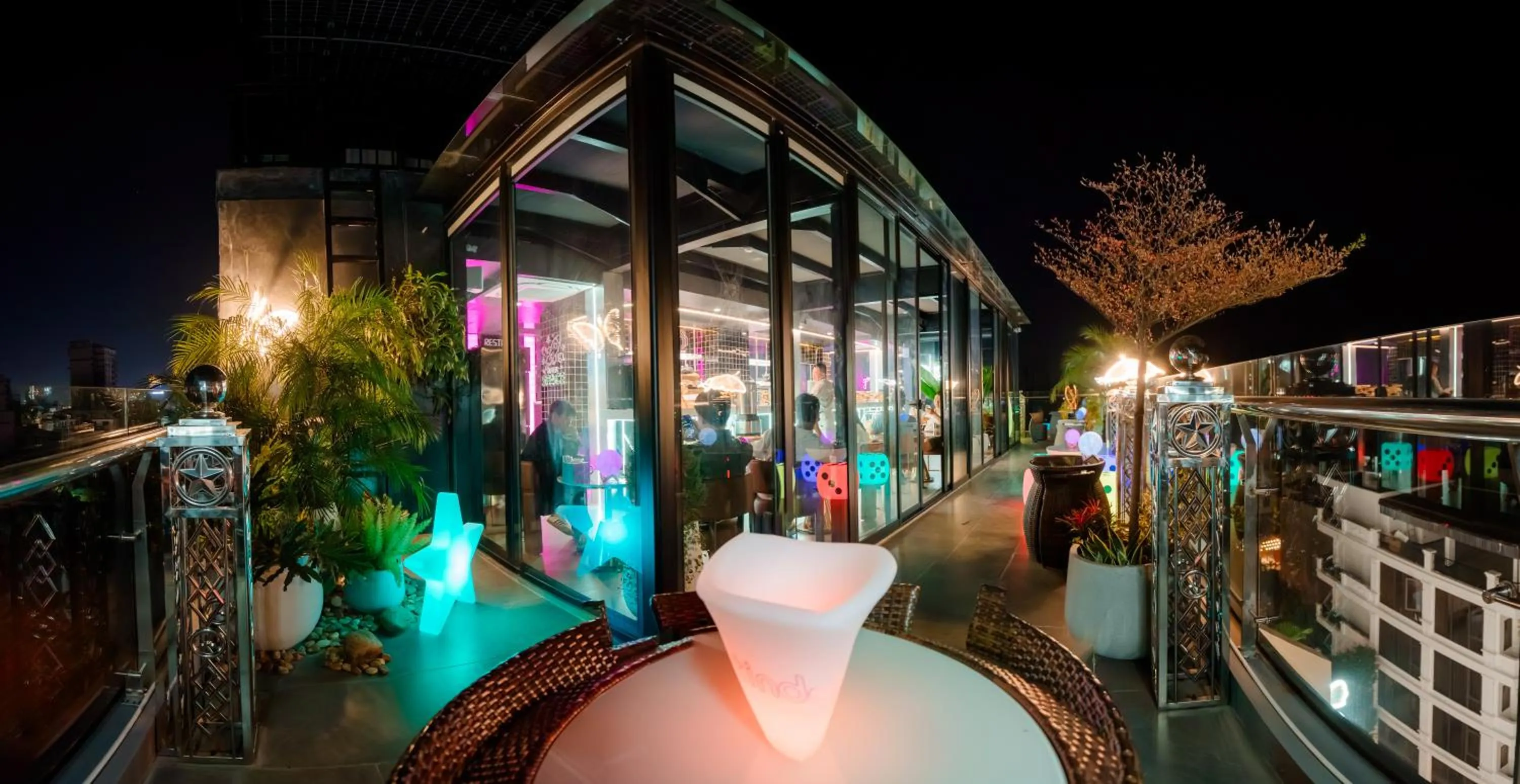 Restaurant/places to eat in X-Digital HOTEL