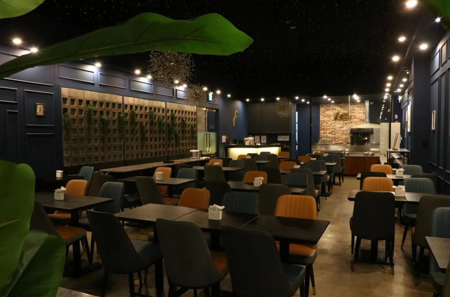 Restaurant/places to eat in Felix by STX Hotel & Suite