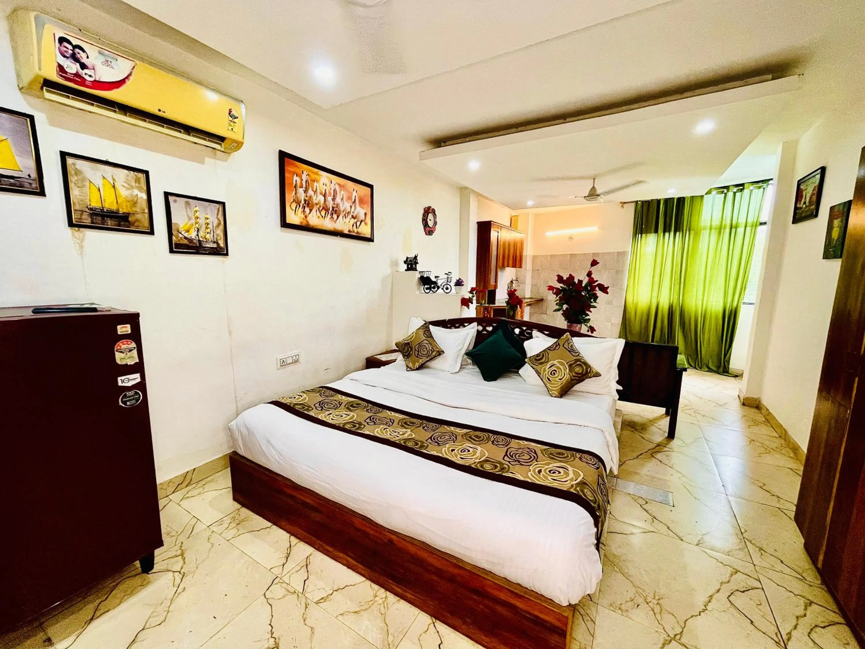 Bed in Hotel Hauz Khas Inn Near Hauz Khas Fort and Deer Park