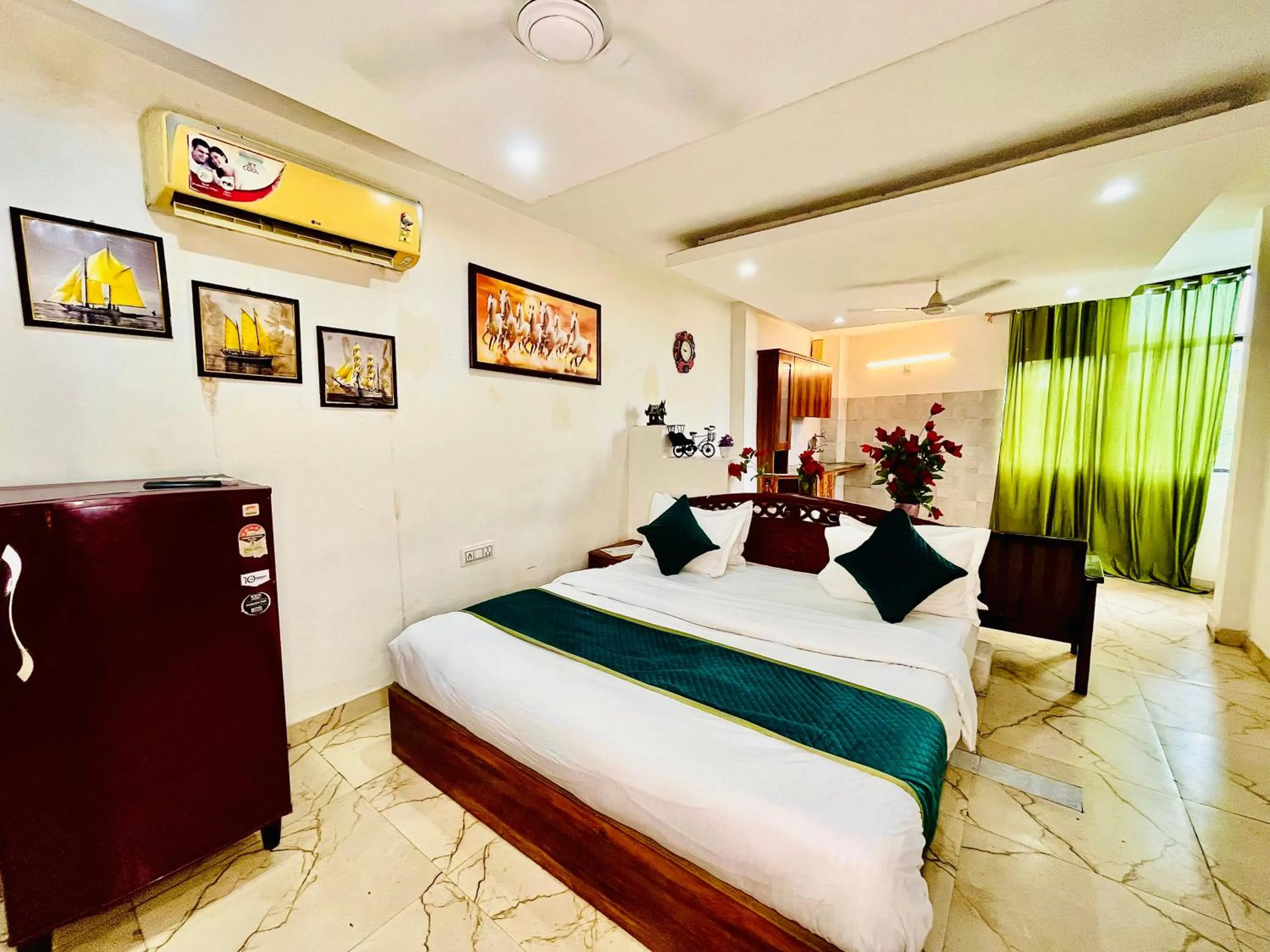Bed in Hotel Hauz Khas Inn Near Hauz Khas Fort and Deer Park