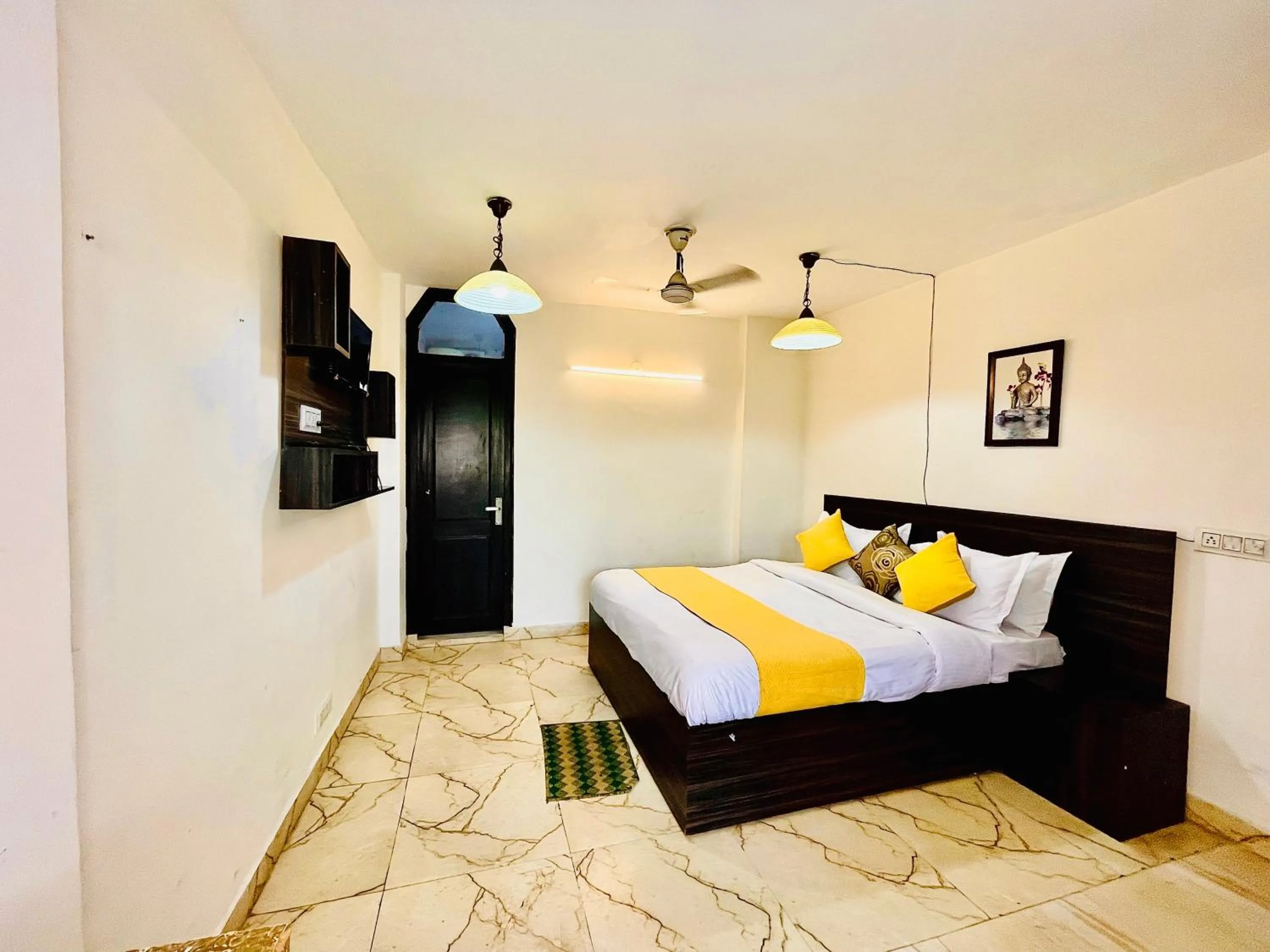 Bed in Hotel Hauz Khas Inn Near Hauz Khas Fort and Deer Park