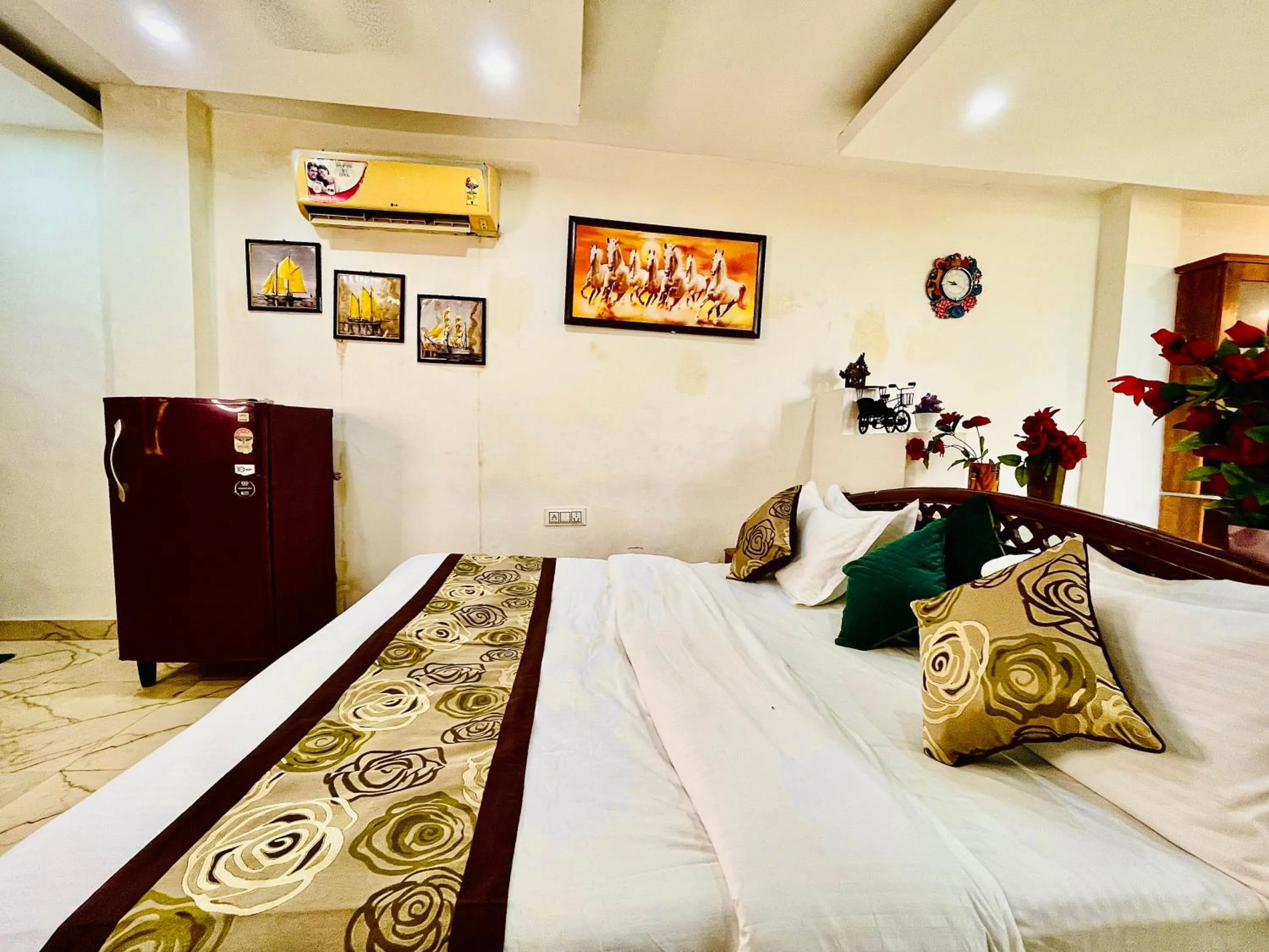 Bed in Hotel Hauz Khas Inn Near Hauz Khas Fort and Deer Park