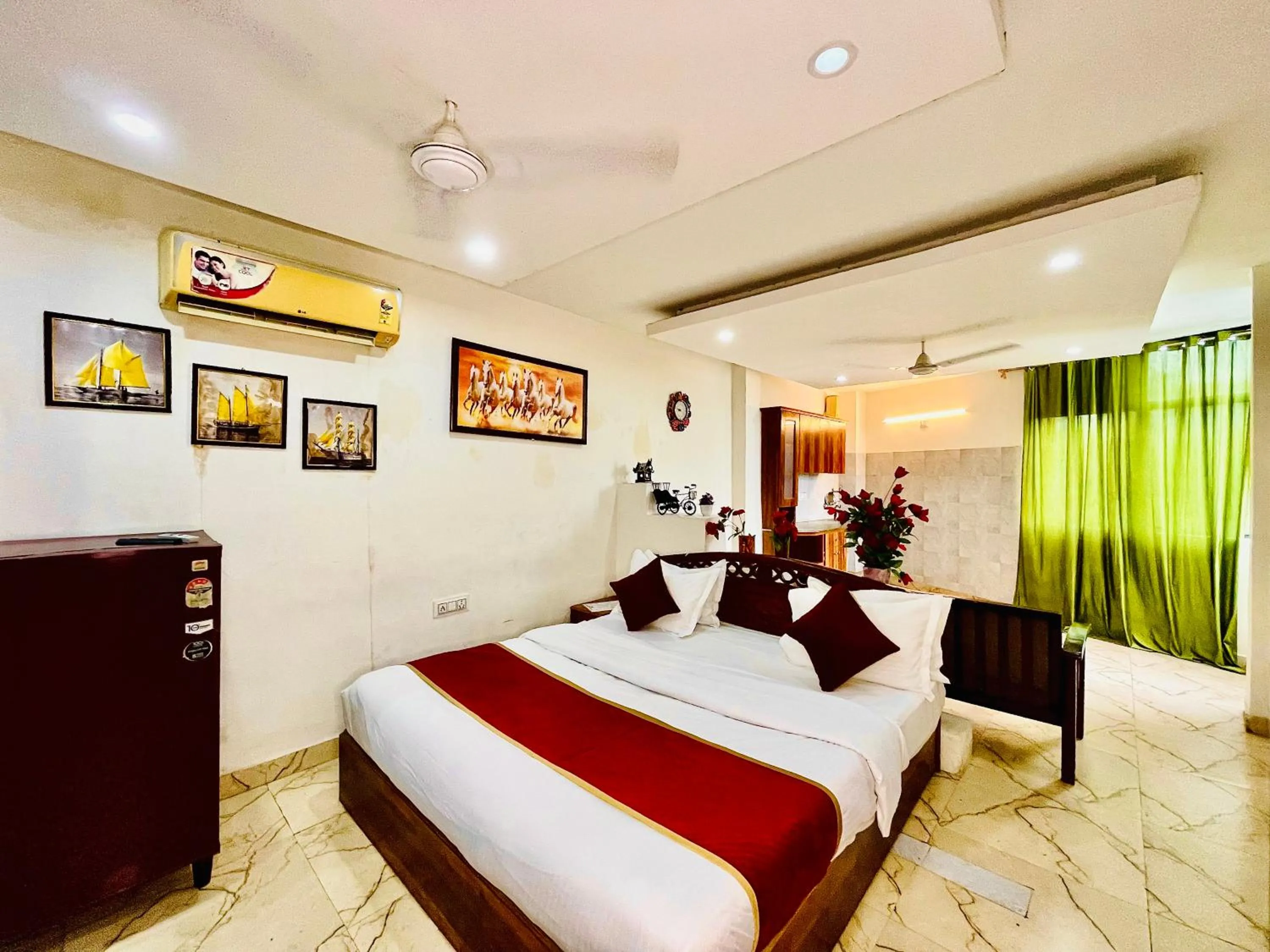 Bed in Hotel Hauz Khas Inn Near Hauz Khas Fort and Deer Park